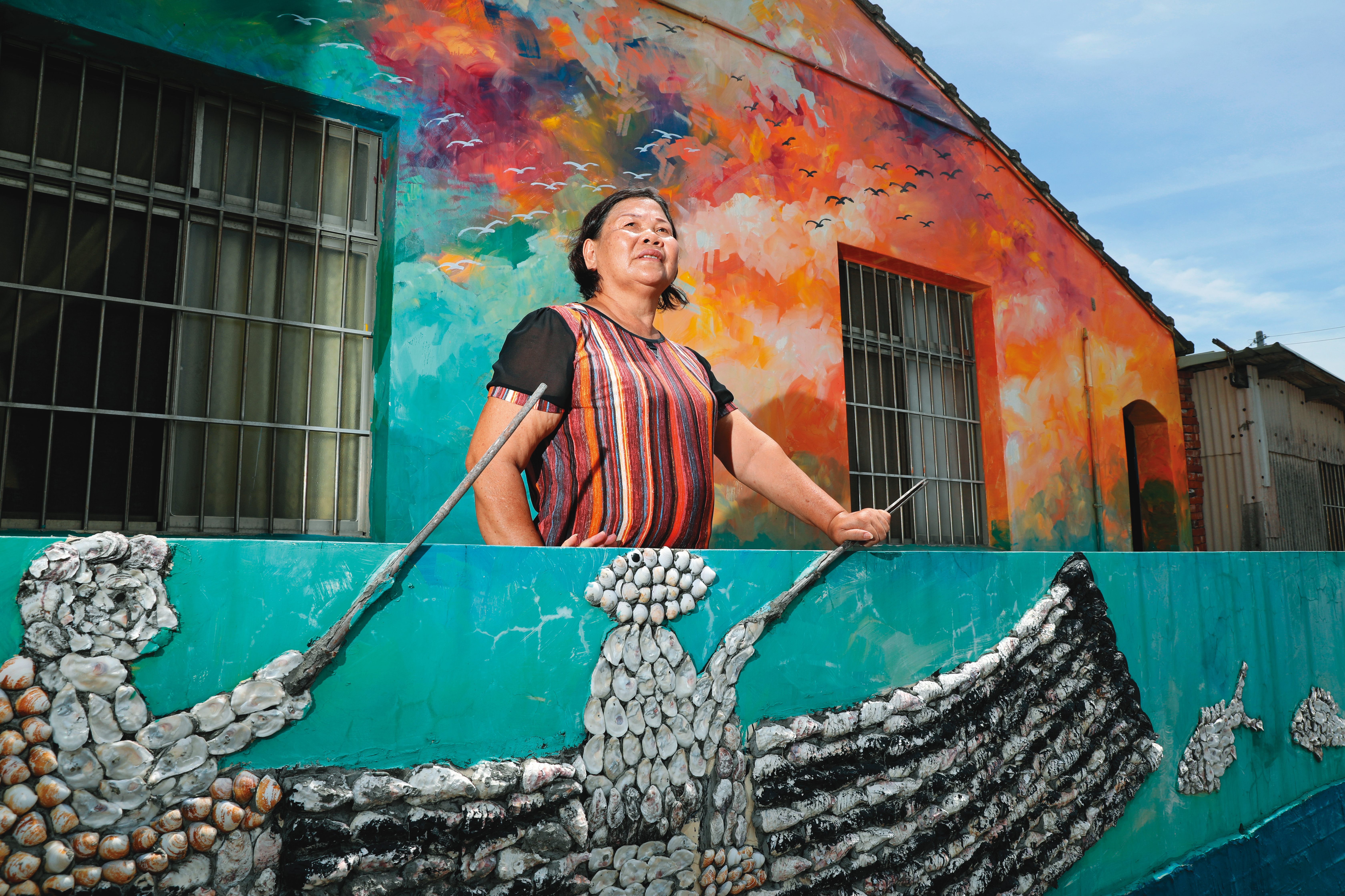 陳玉釵除了辦課輔班，當過村長的她也請藝術家美化環境，村子裡好幾間老舊屋子外牆皆有以蚵殼創作的裝置藝術，十分有蚵寮村特色。