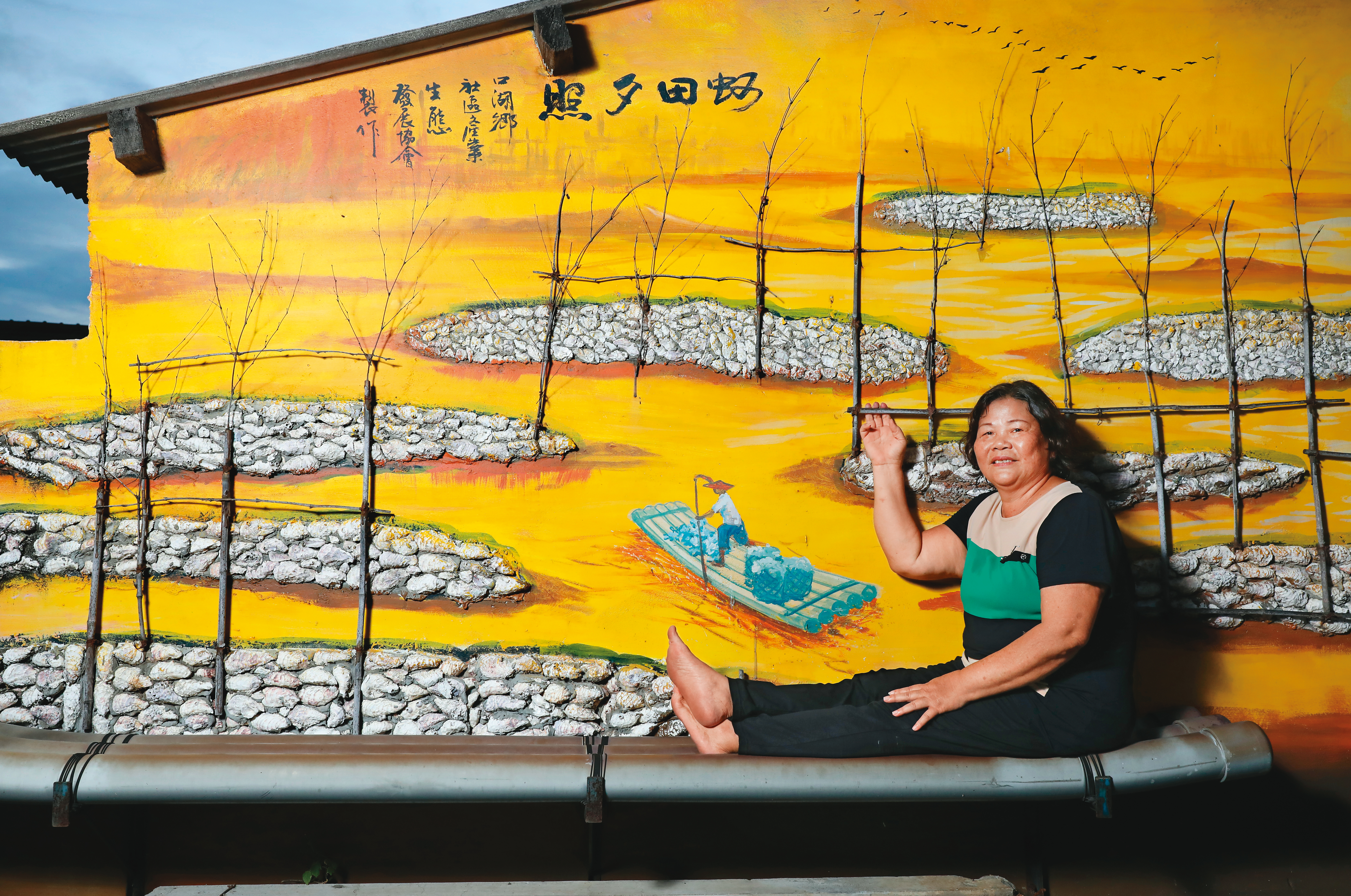 陳玉釵不拘小節，做事爽快、罵人大聲，拍照時嫌穿鞋子礙事，就把鞋子脫了。