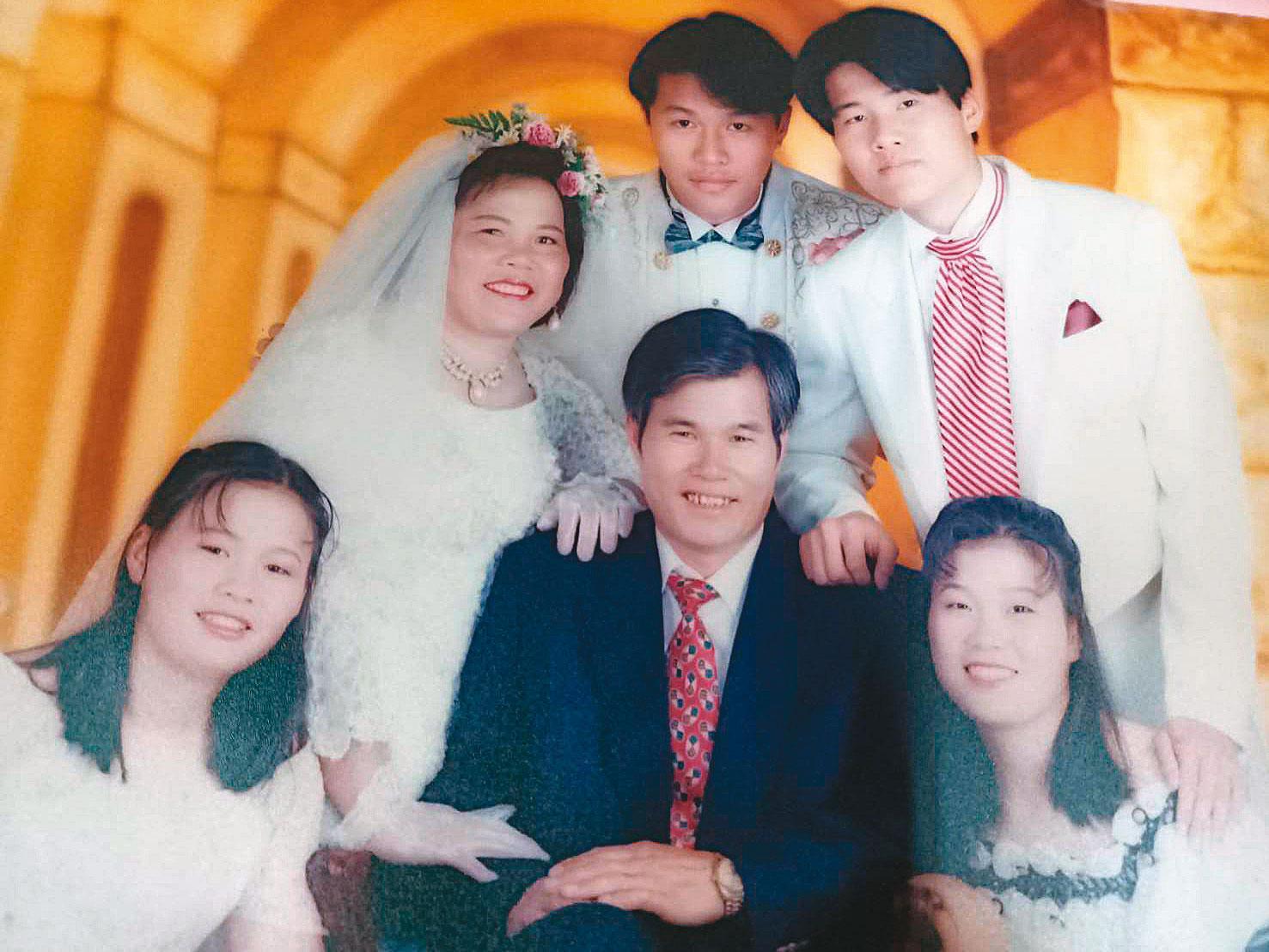 陳玉釵結婚時沒機會穿婚紗,趁結婚20週年補穿拍全家福,一家人感情極好。(陳玉釵提供)