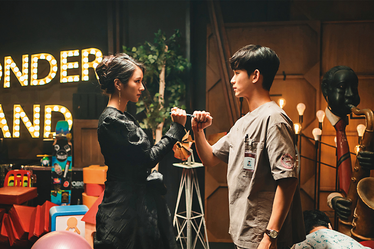 韓星金秀賢(右)退伍後首部作品《雖然是精神病但沒關係》在Netflix連續收視冠軍,除了徐睿知(左)的漂亮妝容引起關注,劇中的華麗繽紛、黑暗、精神創傷與緊扣寓言故事的發展,都成為話題。(Netflix提供)