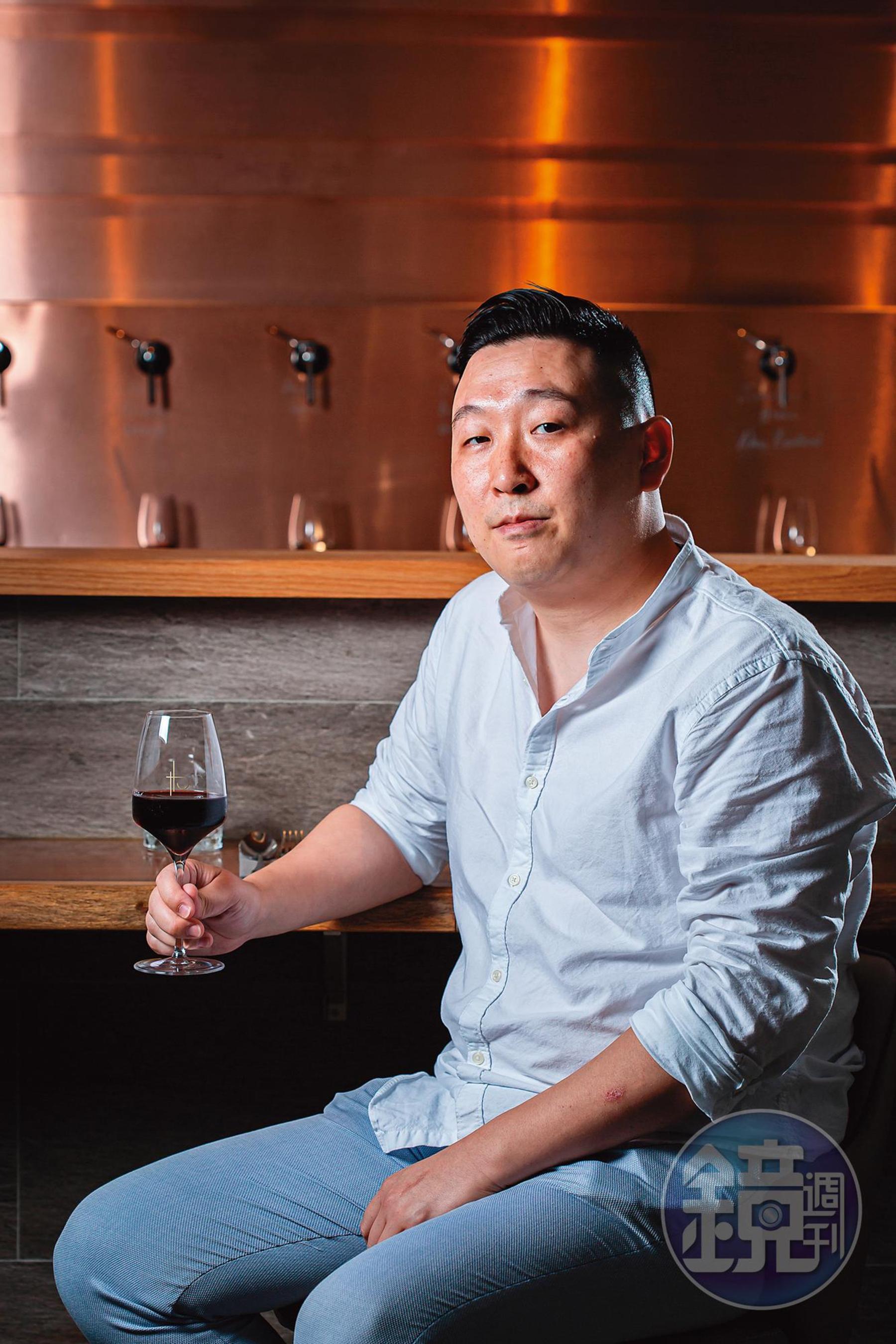 交信葡萄酒主理人蕭元偉（Alan）負責非瓶的選酒。