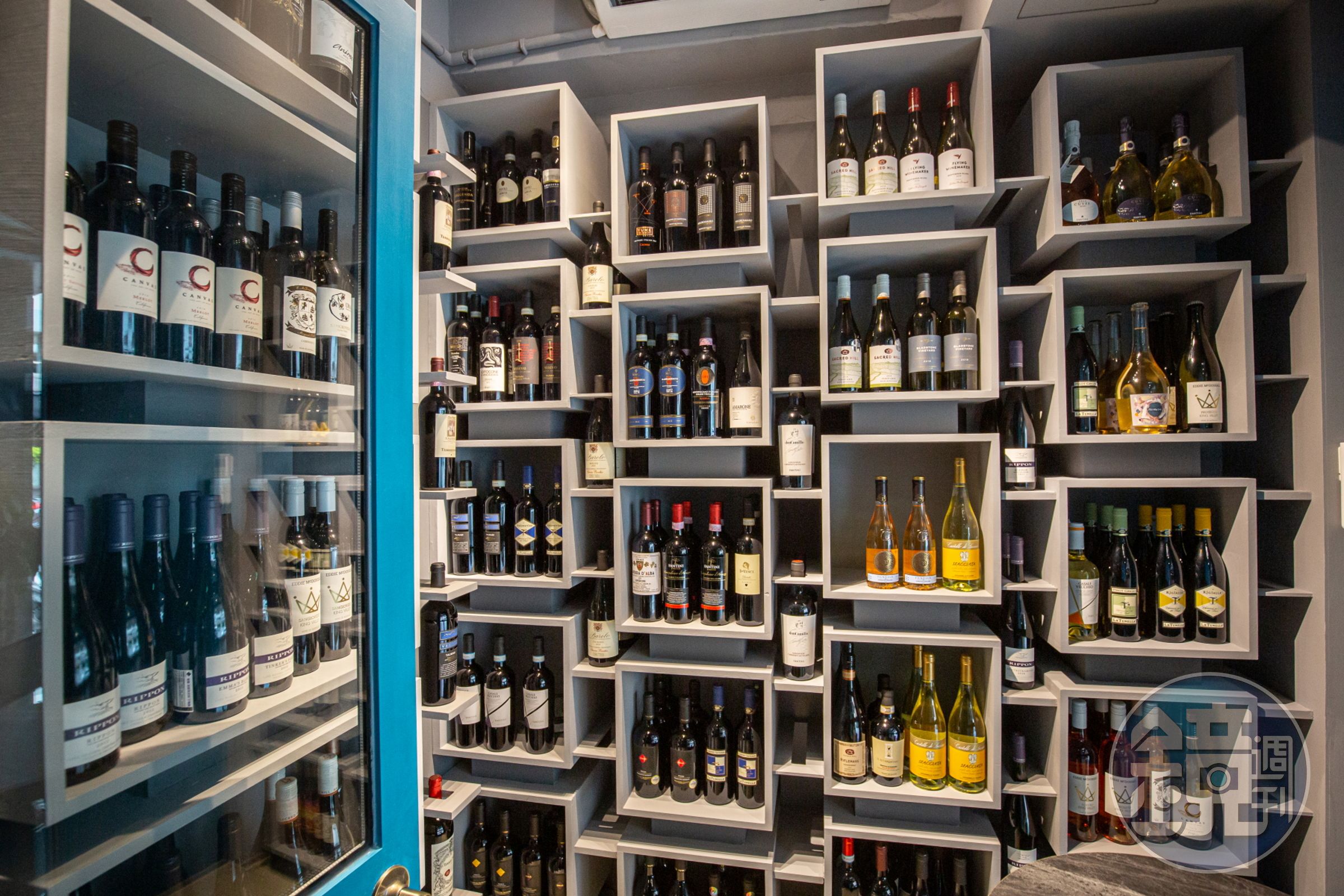 餐廳門口設有酒窖，方便提供酒飲外帶。