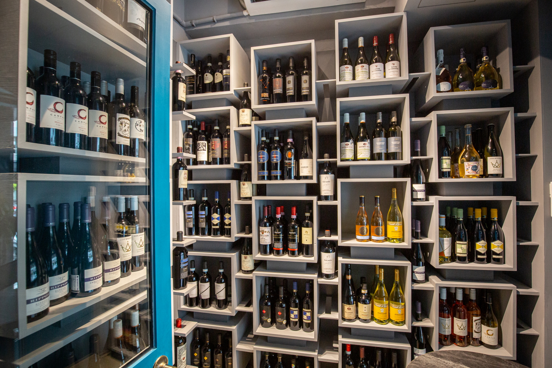 餐廳門口設有酒窖，方便提供酒飲外帶。