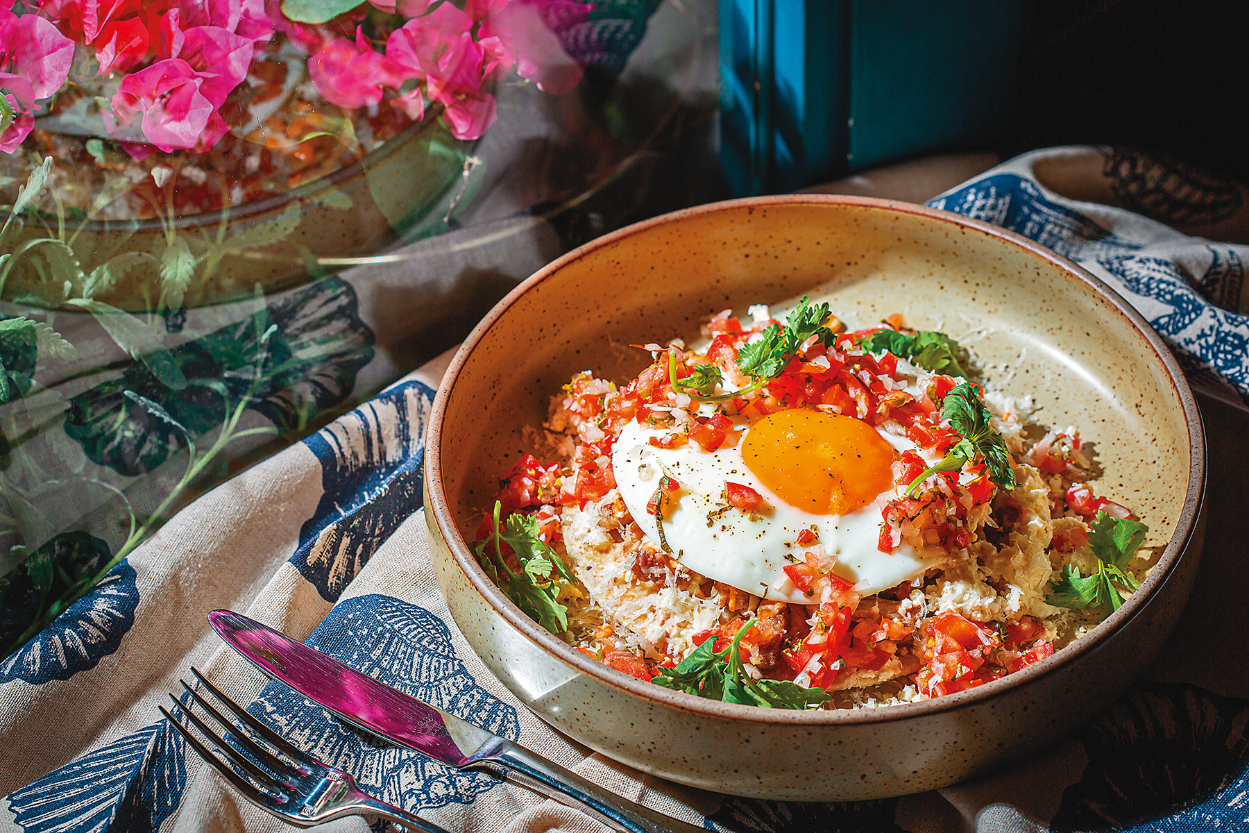 午餐限定「墨式五花玉米片」發想自Nachos，淋上菲達乳酪與番茄莎莎醬，底部使用萊姆奶油，整體吃起來酸酸辣辣。（390元／份）