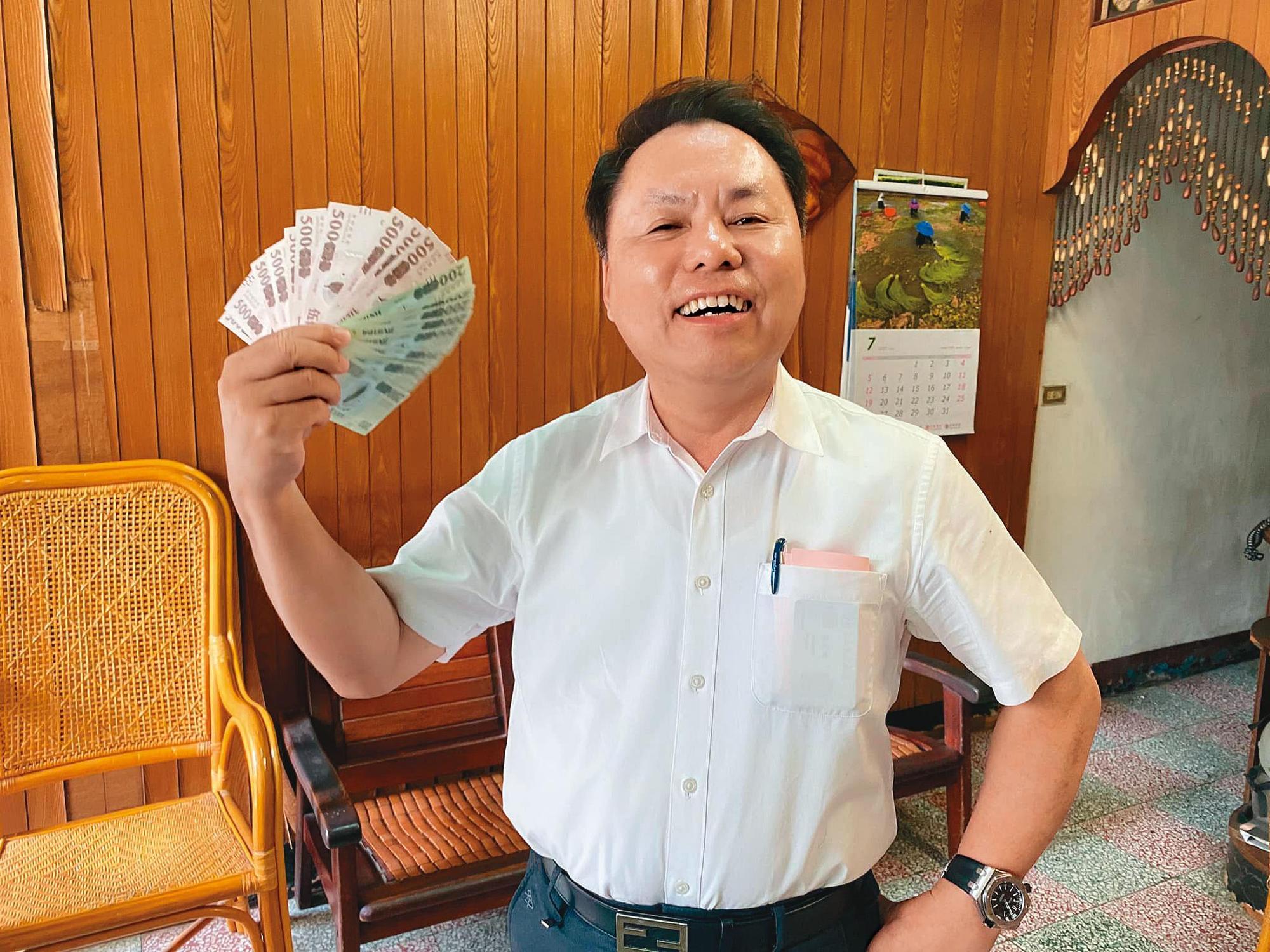 遭控詐騙吸金的命理師張定瑋,目前仍活躍於網路,甚至手持振興券拍照,鼓勵客戶、學員消費。(翻攝張定瑋臉書)