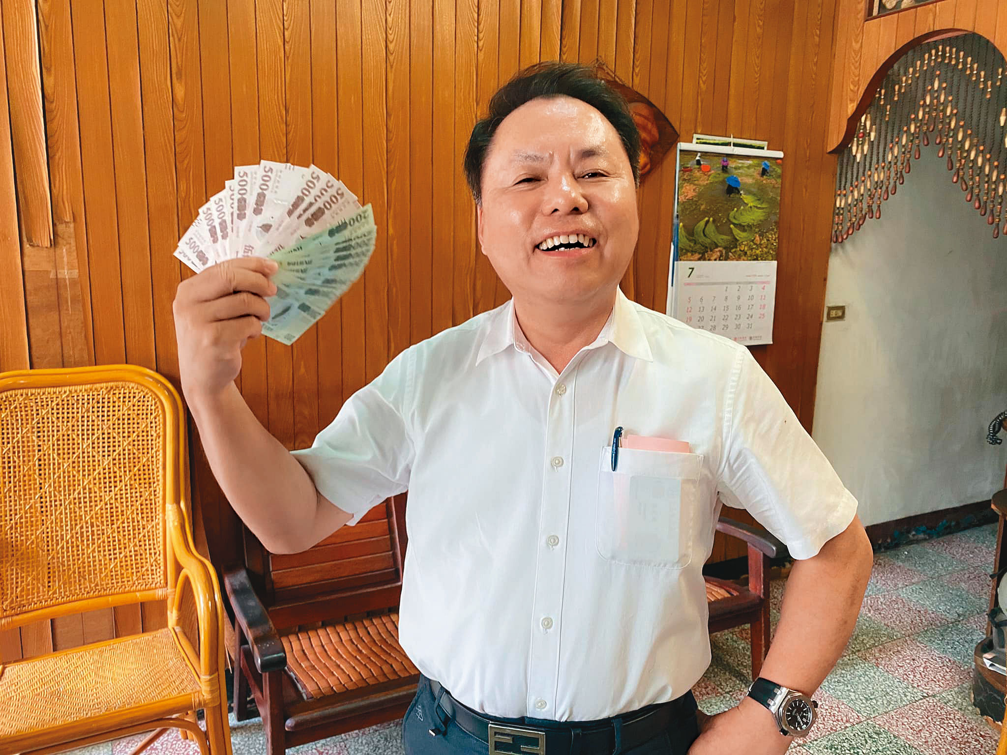 遭控詐騙吸金的命理師張定瑋，目前仍活躍於網路，甚至手持振興券拍照，鼓勵客戶、學員消費。（翻攝張定瑋臉書）