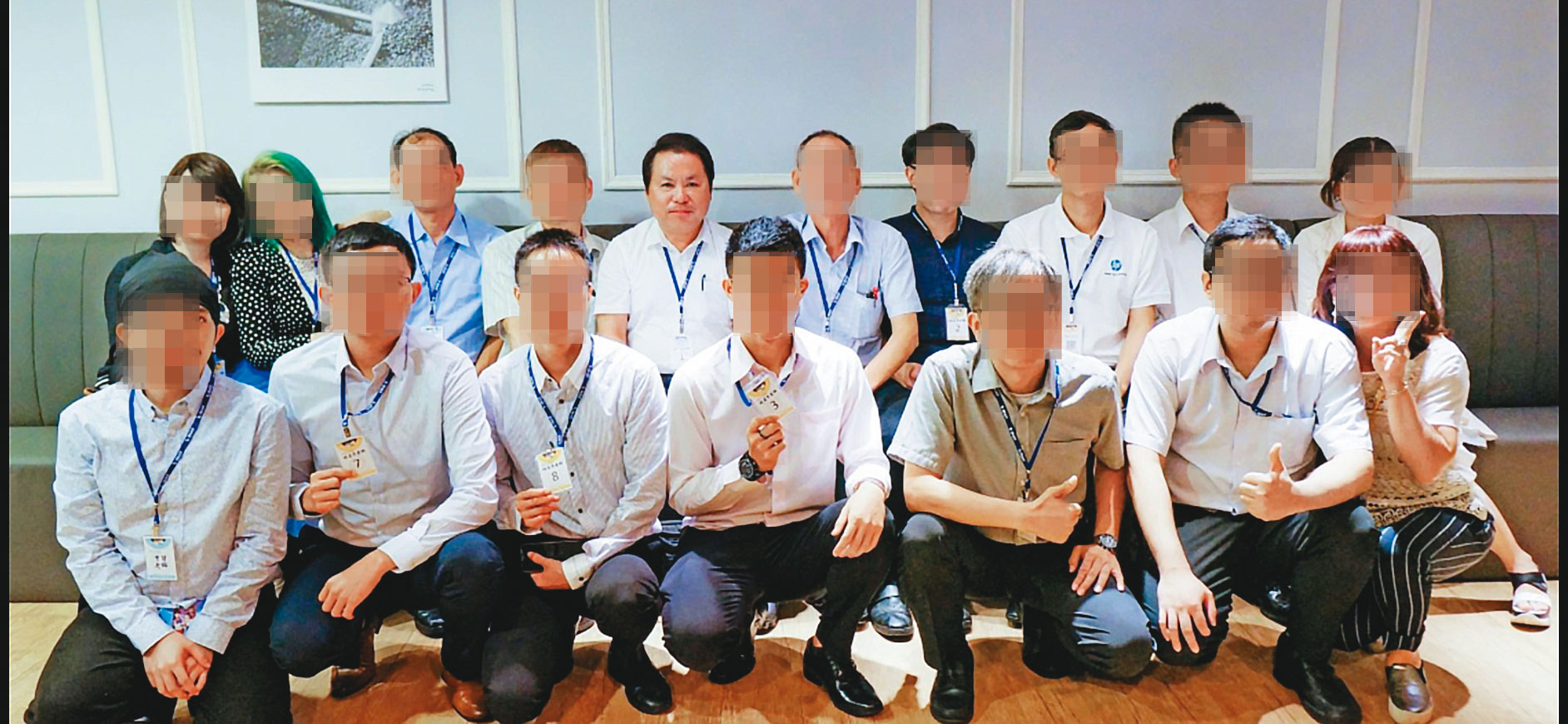 花大錢上命理課的學員們開心與張定瑋合照，事後才發現上當。（讀者提供）