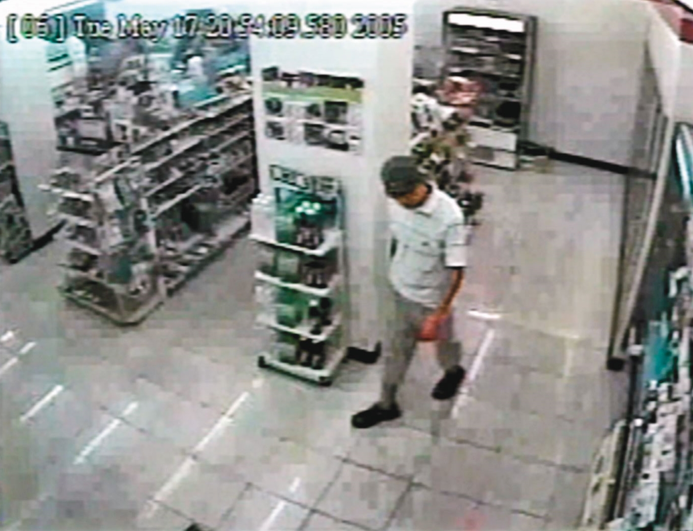 王進展到不同超商放置有毒飲料時，都會變裝，企圖製造斷點。（翻攝畫面）