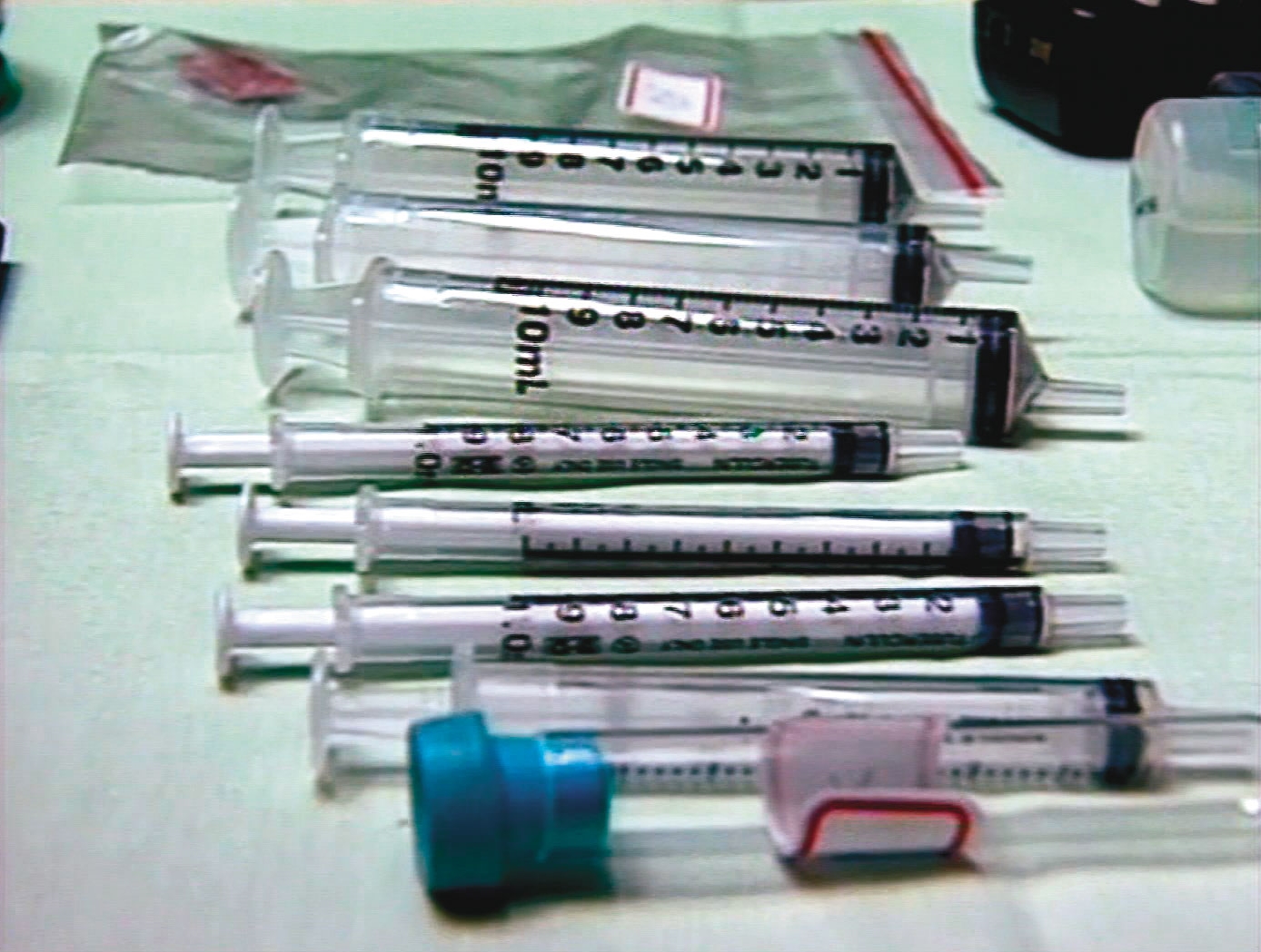 警方搜索王進展住處，找到氰化物與摻毒針筒等證物。（東森新聞提供）