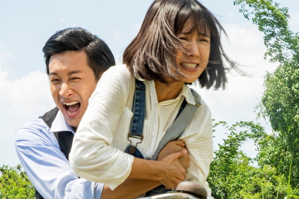 大元（右）騎腳踏車載邱凱偉慘遭襲胸。（三立提供）