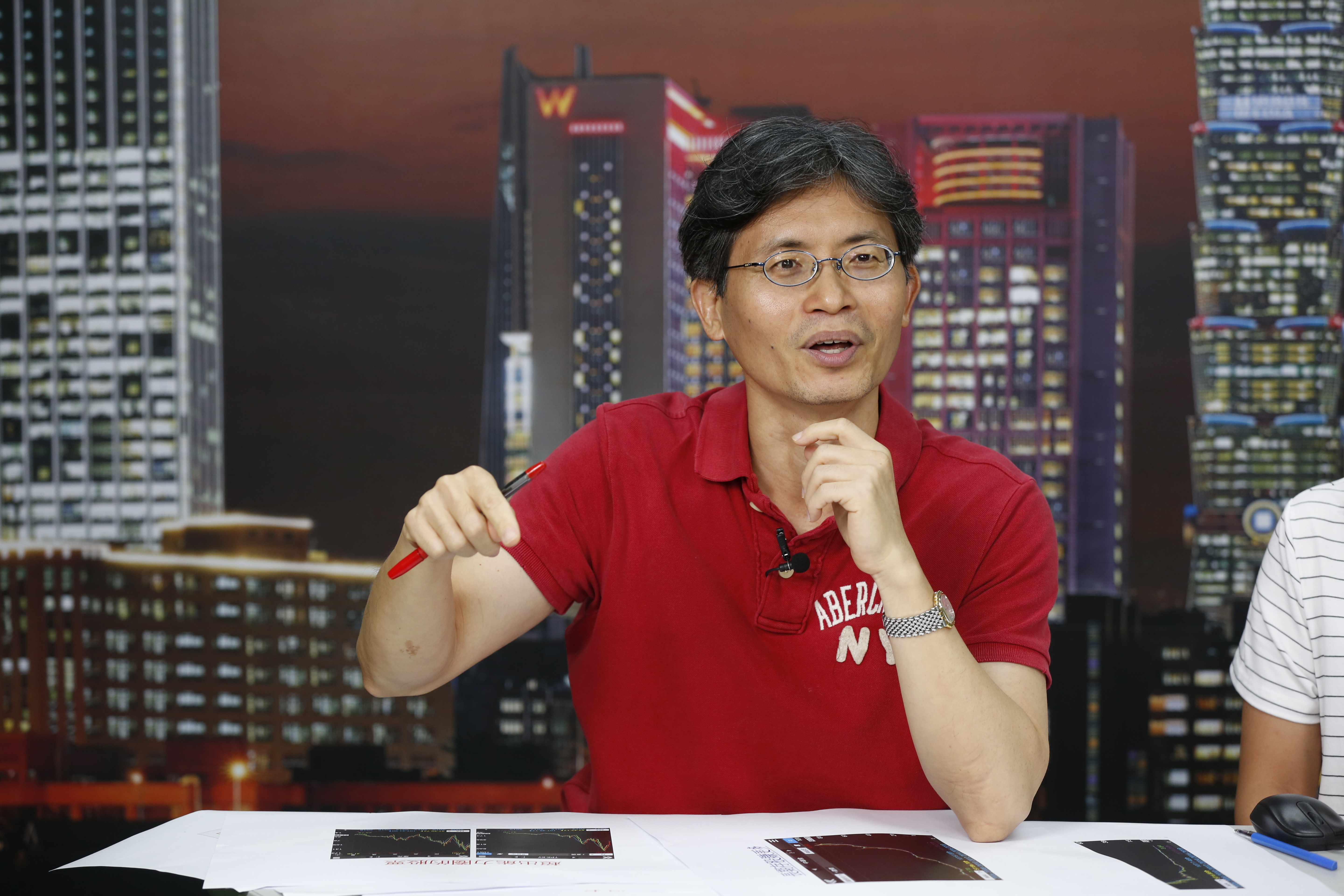 存股達人周文偉試算，若補充保費費率調高至2.24%，那麼每領1萬元股利約增加33元負擔。