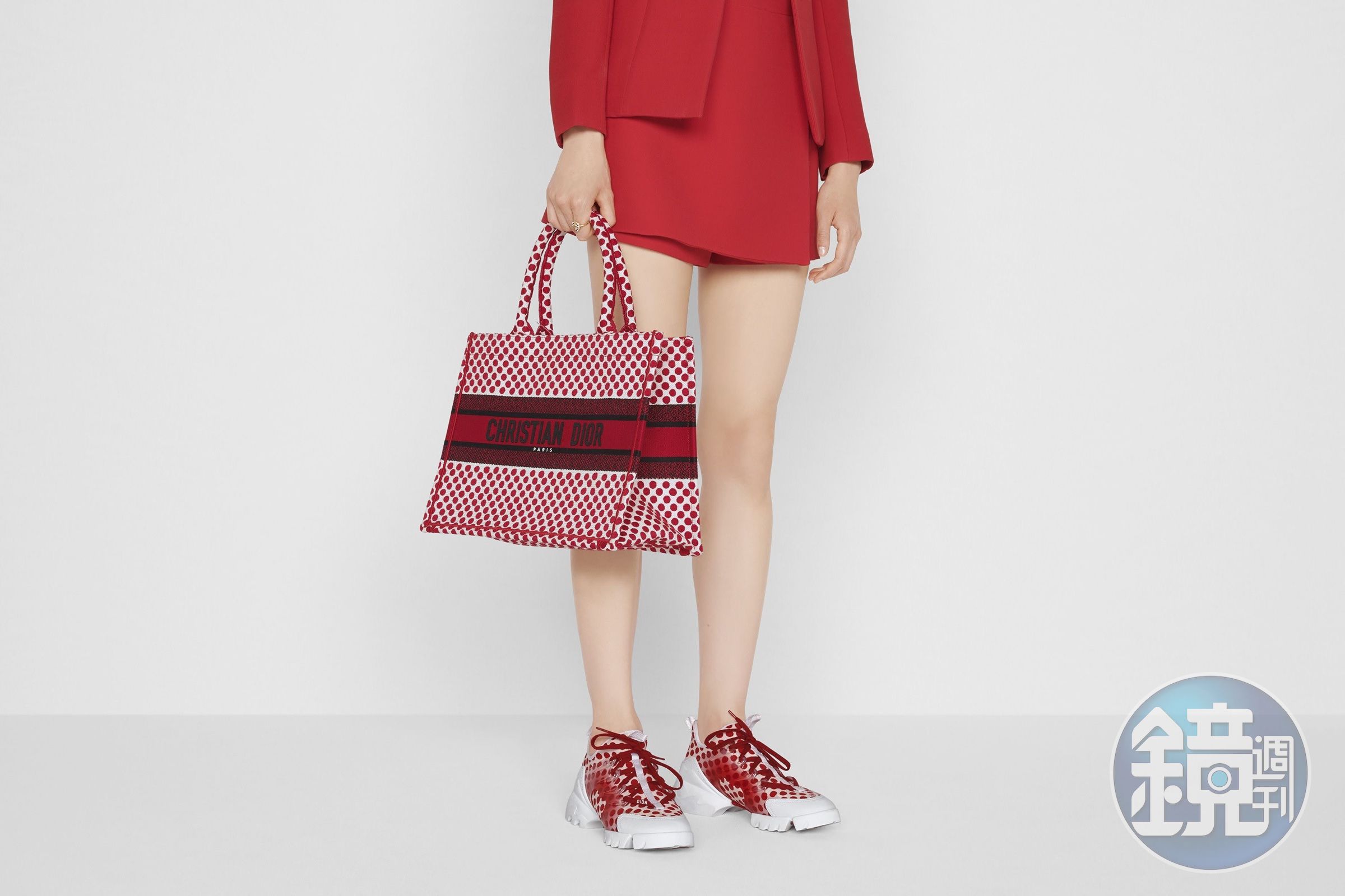 瘦子想送給女友的Dioramour Book 紅色波卡圓點刺繡帆布小型托特包 NT$93,000。（Dior提供）