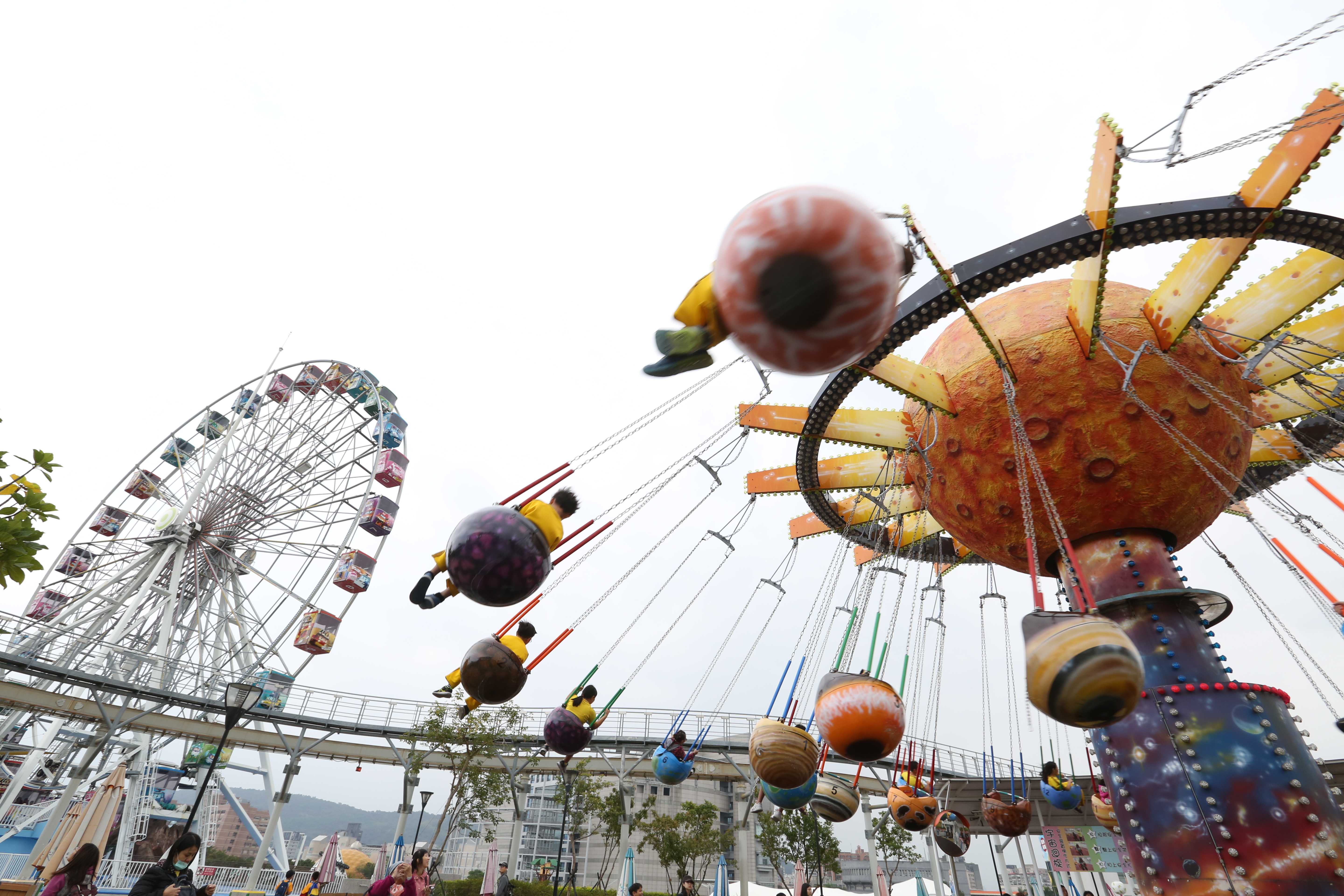 台北兒童新樂園推出身分證尾數1、2、6的「幸運兒」們的百元優惠。