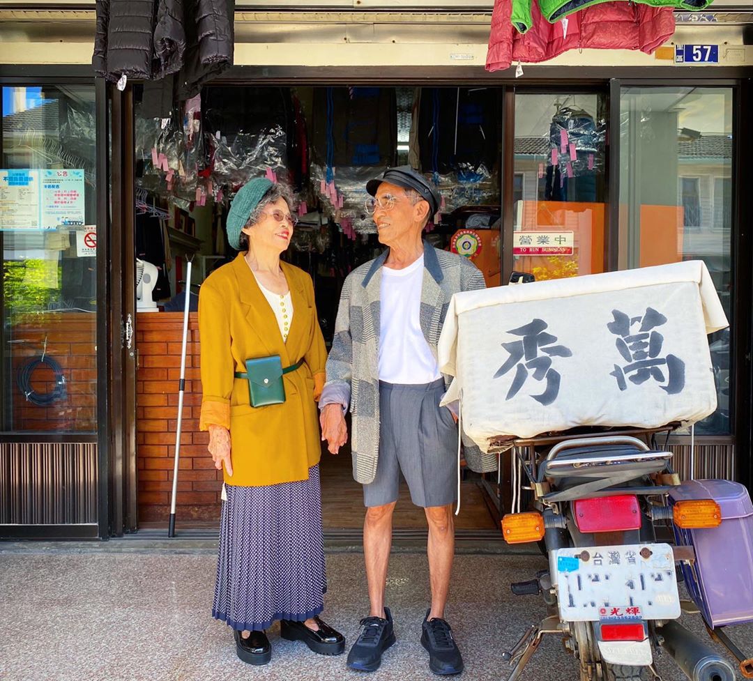 83歲阿公萬吉和84歲阿嬤秀娥洗了70年的衣服,在台中市后里區開設一家「萬秀洗衣店」。(翻攝自IG「wantshowasyoung」)