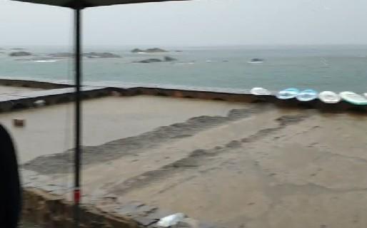 新北市貢寮區龍洞傳出有100多名遊客被海浪襲擊。(翻攝畫面)