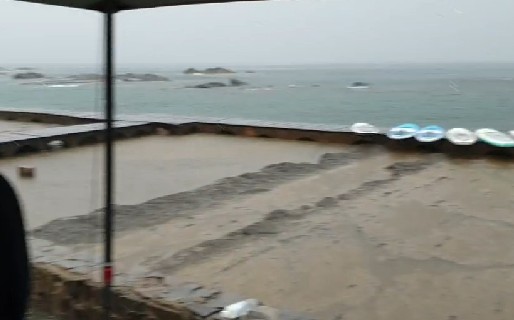 新北市貢寮區龍洞傳出有100多名遊客被海浪襲擊。（翻攝畫面）