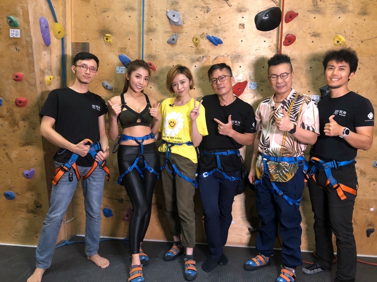 王瞳（左3）此行目的是「求姻緣」，踩著紅色岩石攀上去把「姻緣卡」掛起來，就可以成功換取姻緣。（民視提供）