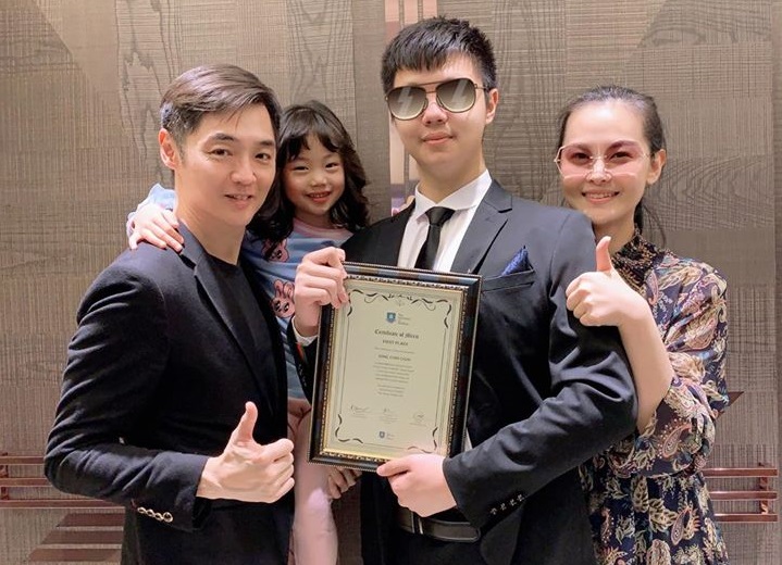 宋逸民與陳維齡育有一雙子女駿哥、喬妹，兒子參加科展奪冠，獲得英國雪菲爾大學提供近50萬台幣獎學金。（翻攝自宋逸民臉書）