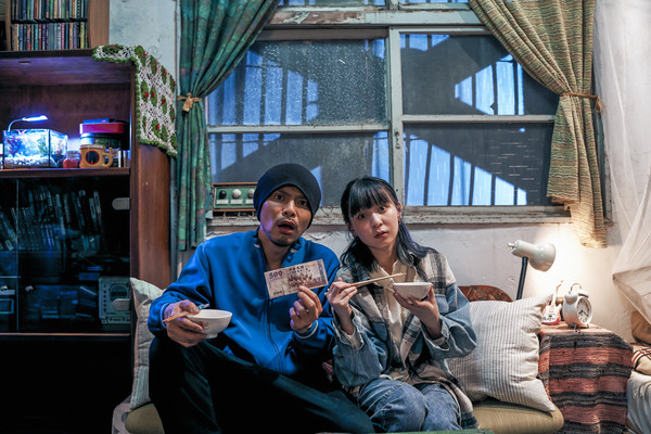 黃明志找來本本客串MV。（亞洲通文創提供）