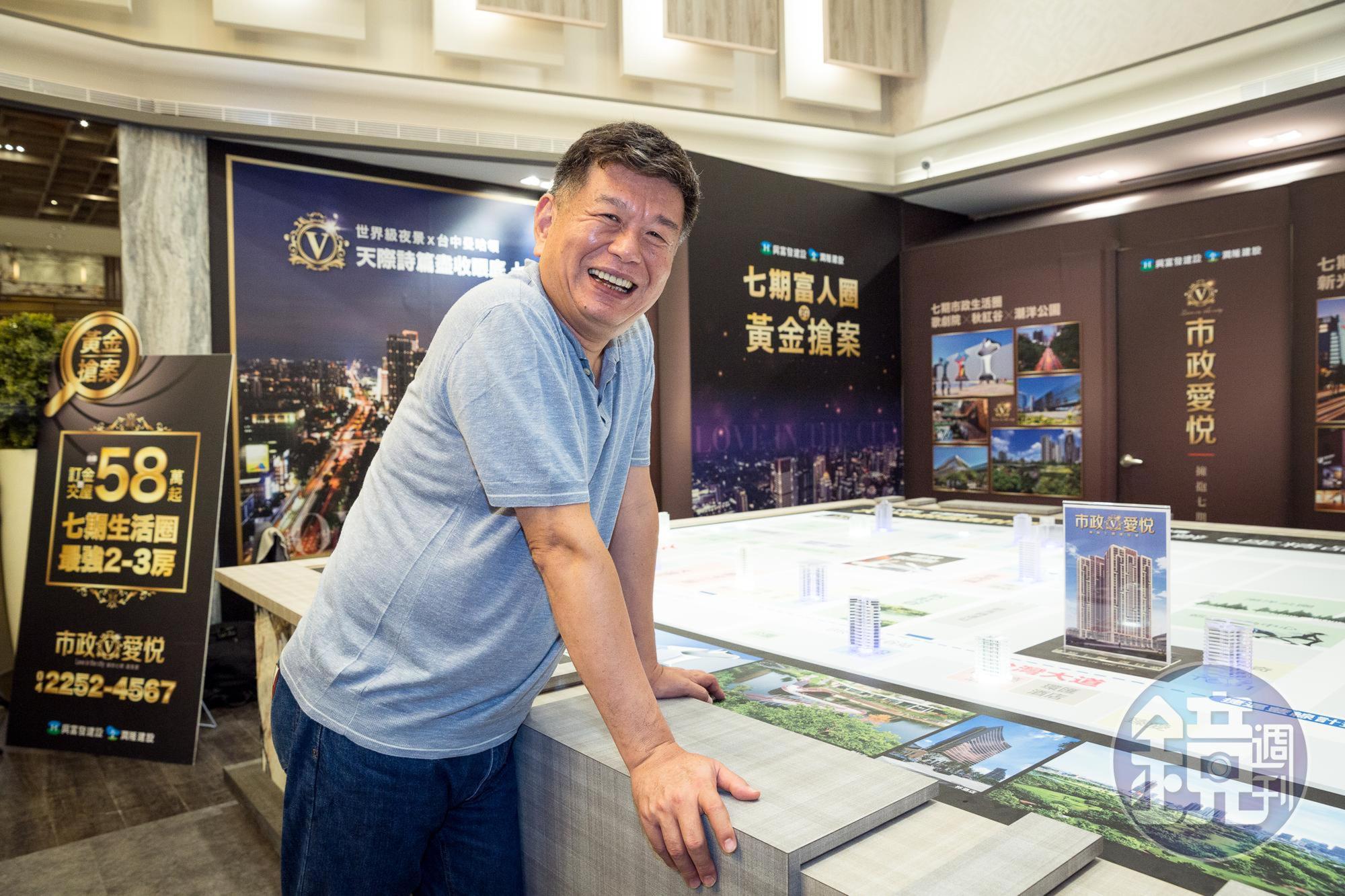 鄭欽天建議年輕人一定要買房,因為這10幾年來利率不斷地跌,現在不買,以後更買不起。