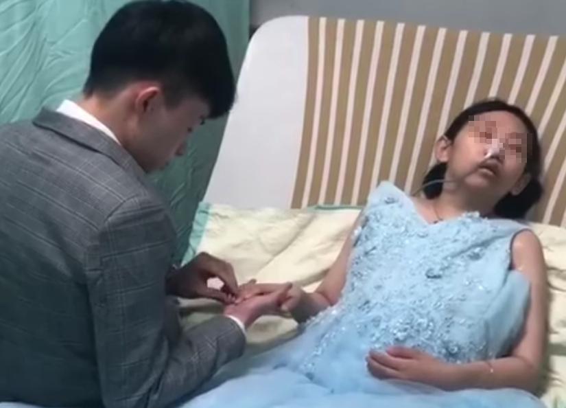 洪女的男朋友在病床上幫她戴上婚戒互許終身。（圖片翻攝臉書）