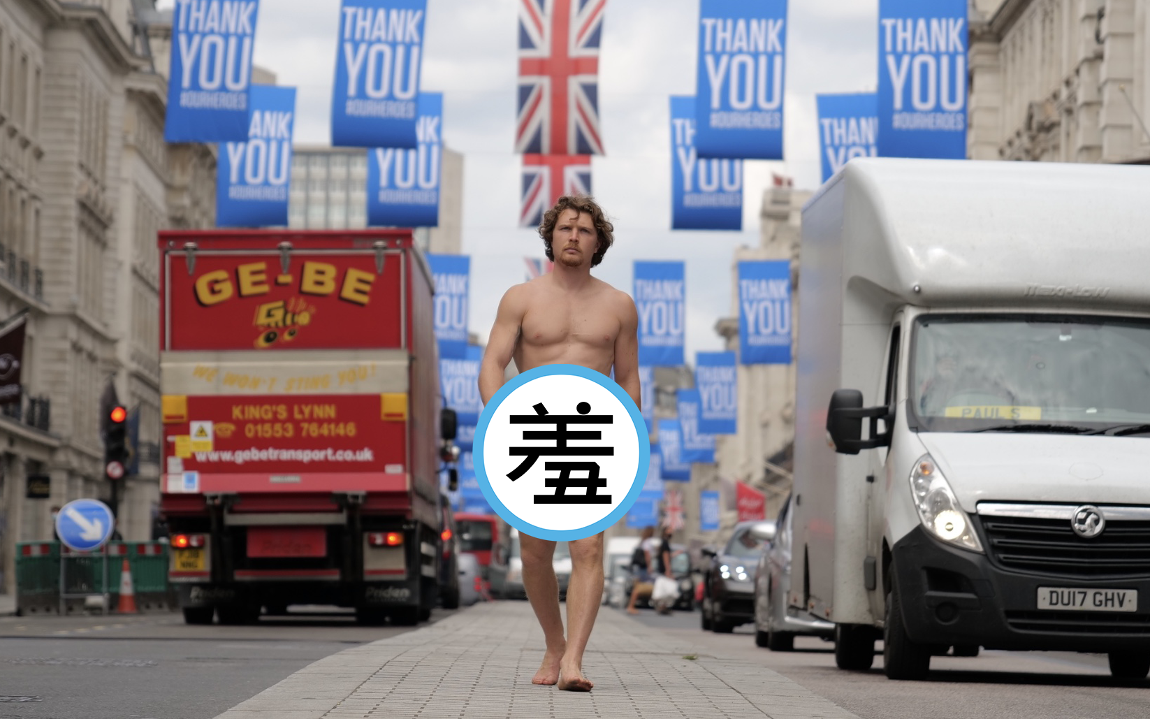 英國街頭驚見一名男子全身赤裸,僅戴著一個口罩在身上。(翻攝自Tim Shieff推特)