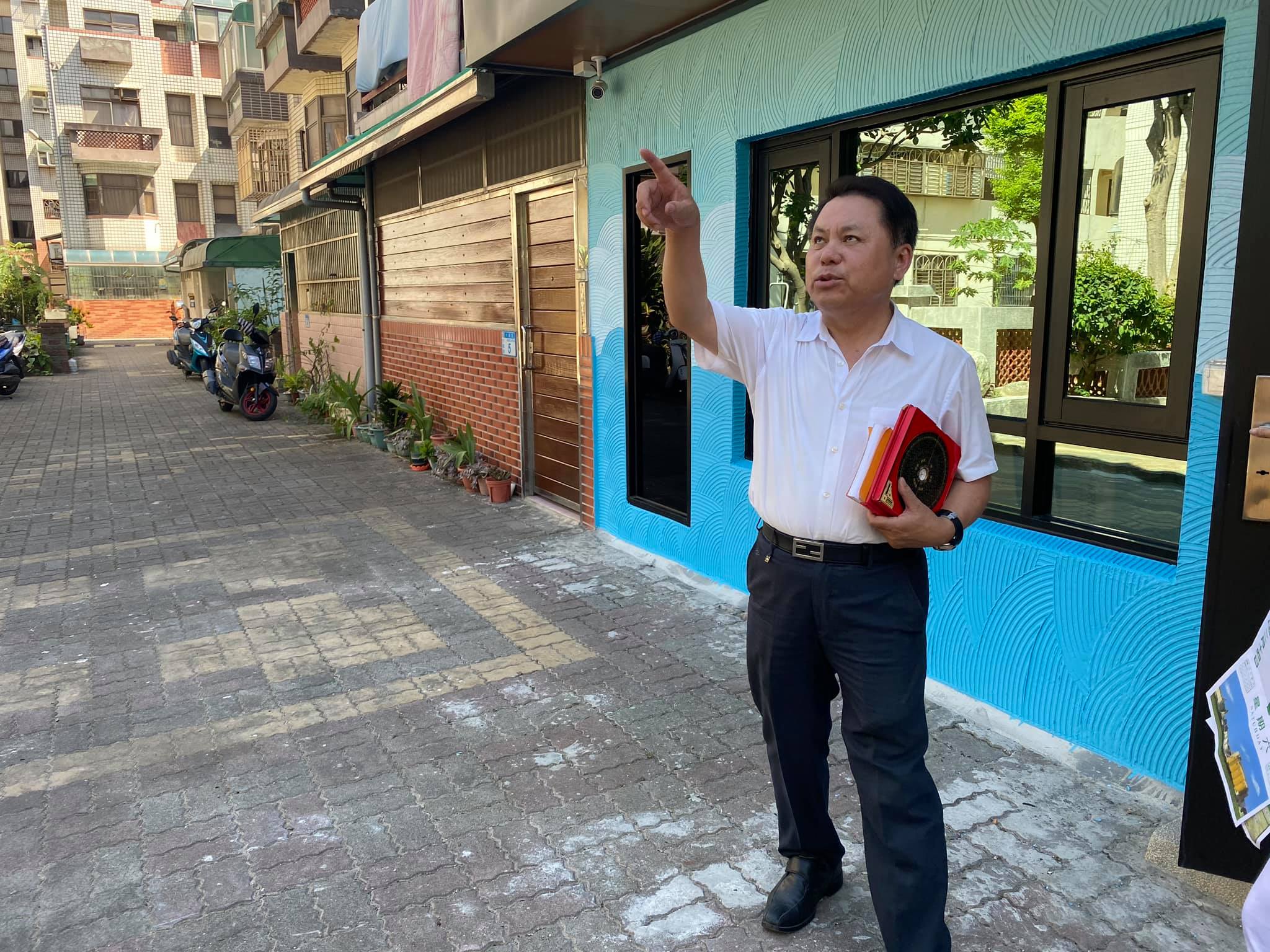 張定瑋與幫他詐騙的簡姓女助理差30歲，2人還傳出不倫戀。（翻攝自張定瑋臉書）