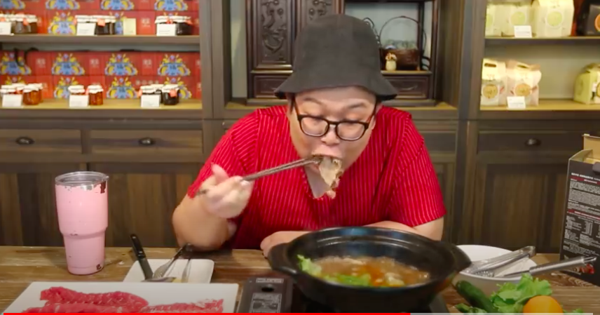 沒有包裝,沒有品牌名稱,業配影片裡最多的畫面就是娘娘大口吃。(翻攝自娘娘YouTube)