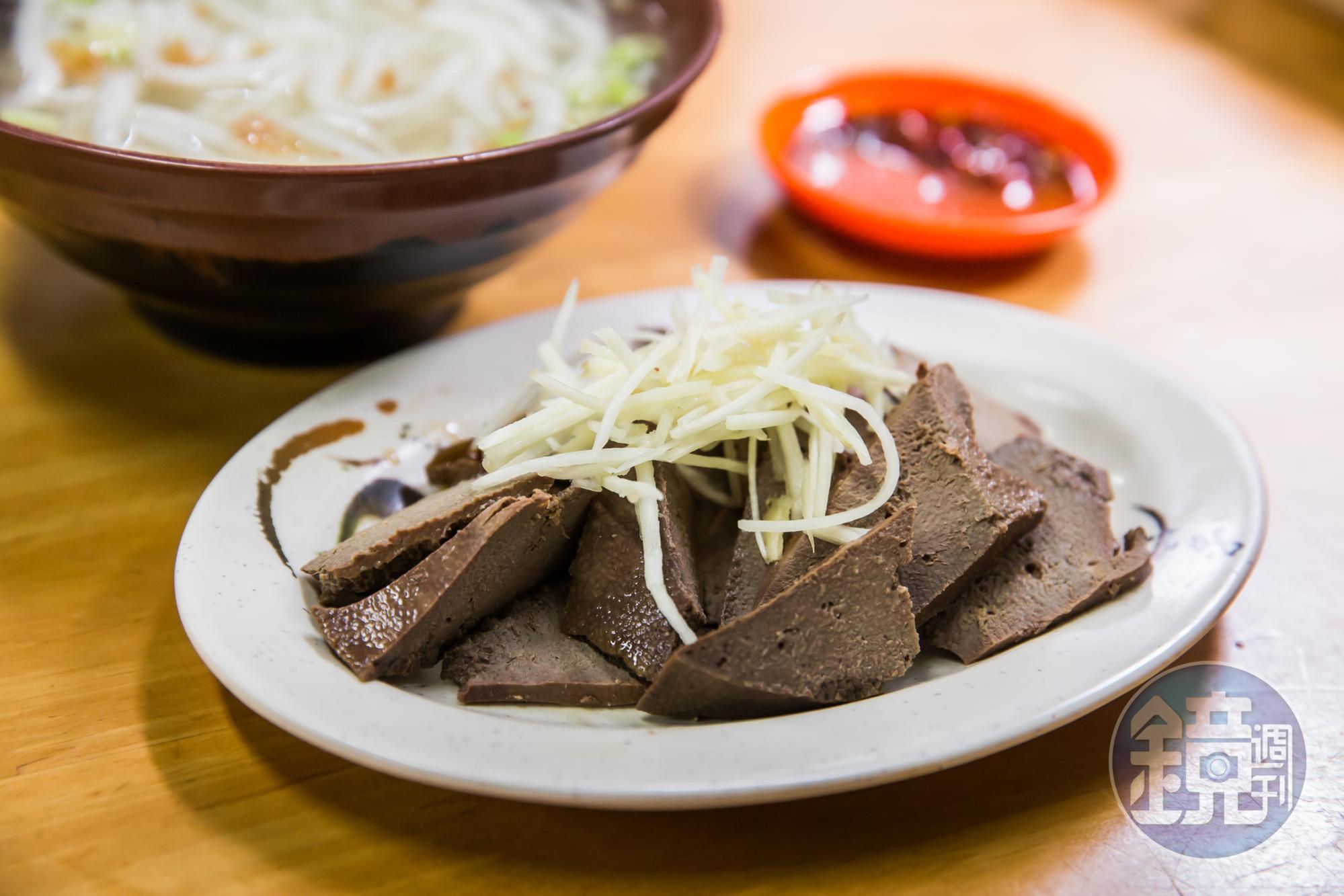阿嵐小吃店的特製豬肝滋味香濃，是鄭欽天的最愛。（50元/份）