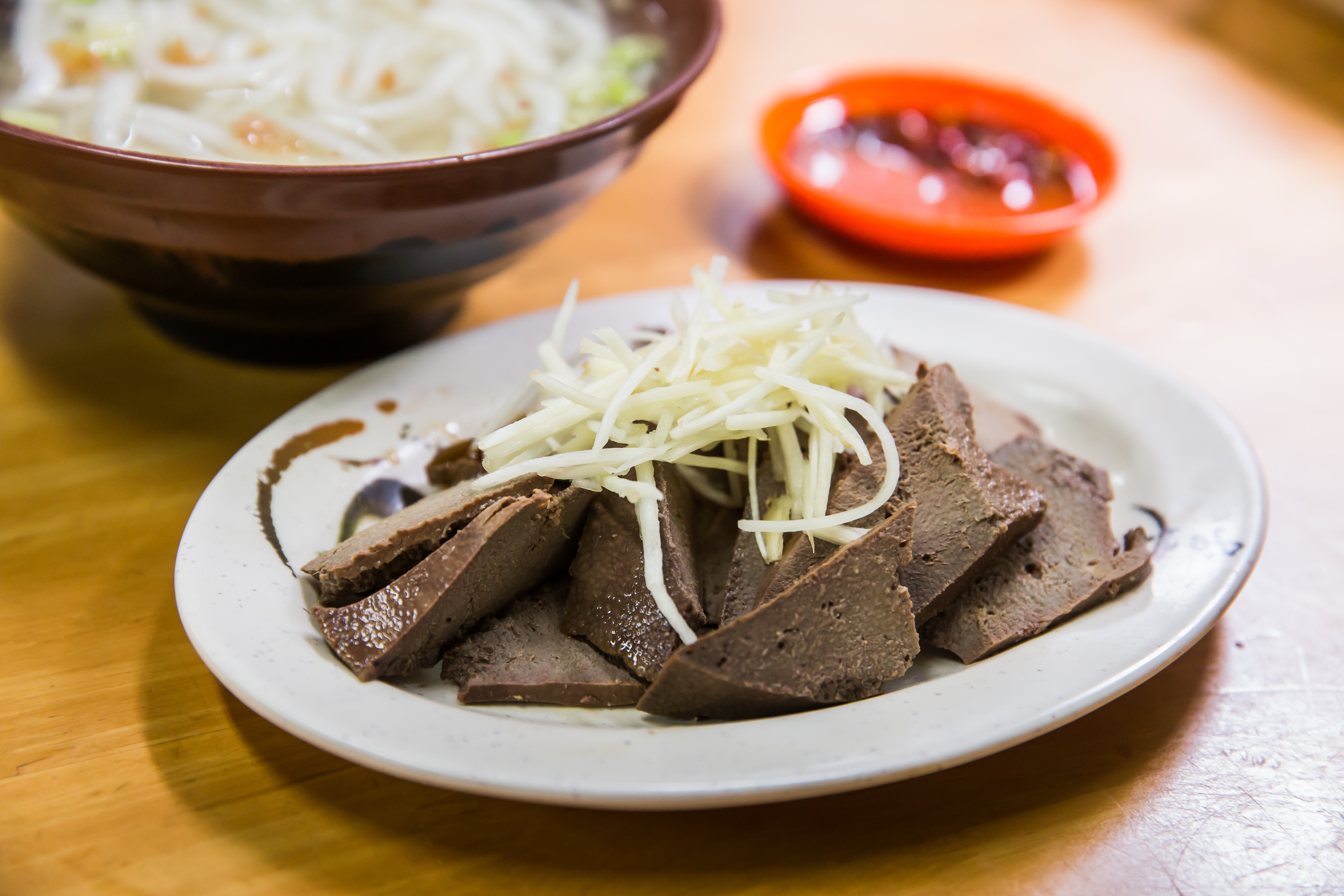 阿嵐小吃店的特製豬肝滋味香濃，是鄭欽天的最愛。（50元/份）