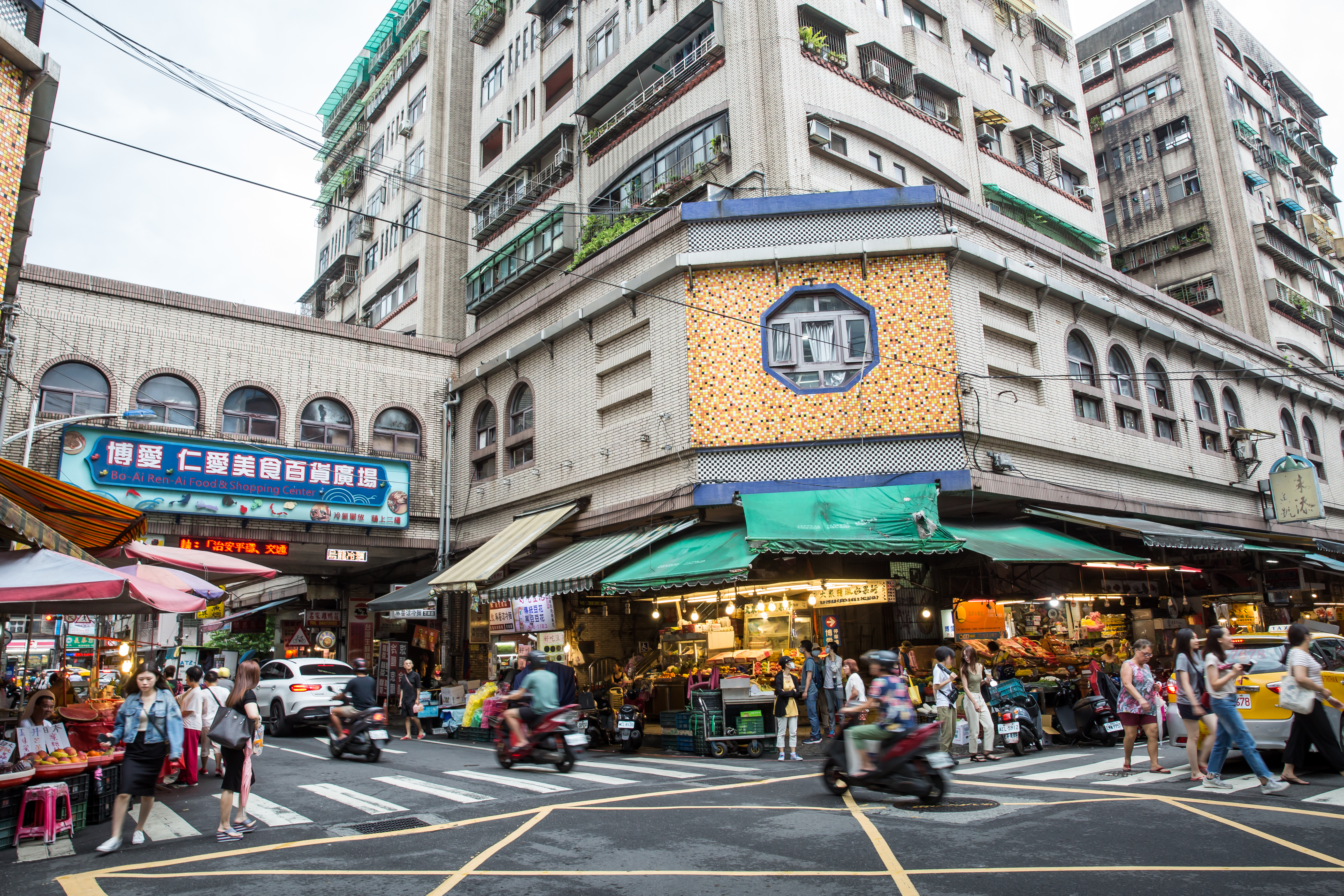 基隆仁愛市場是鄭欽天最愛去的市場,物價便宜,又能同時滿足吃飯和買菜。