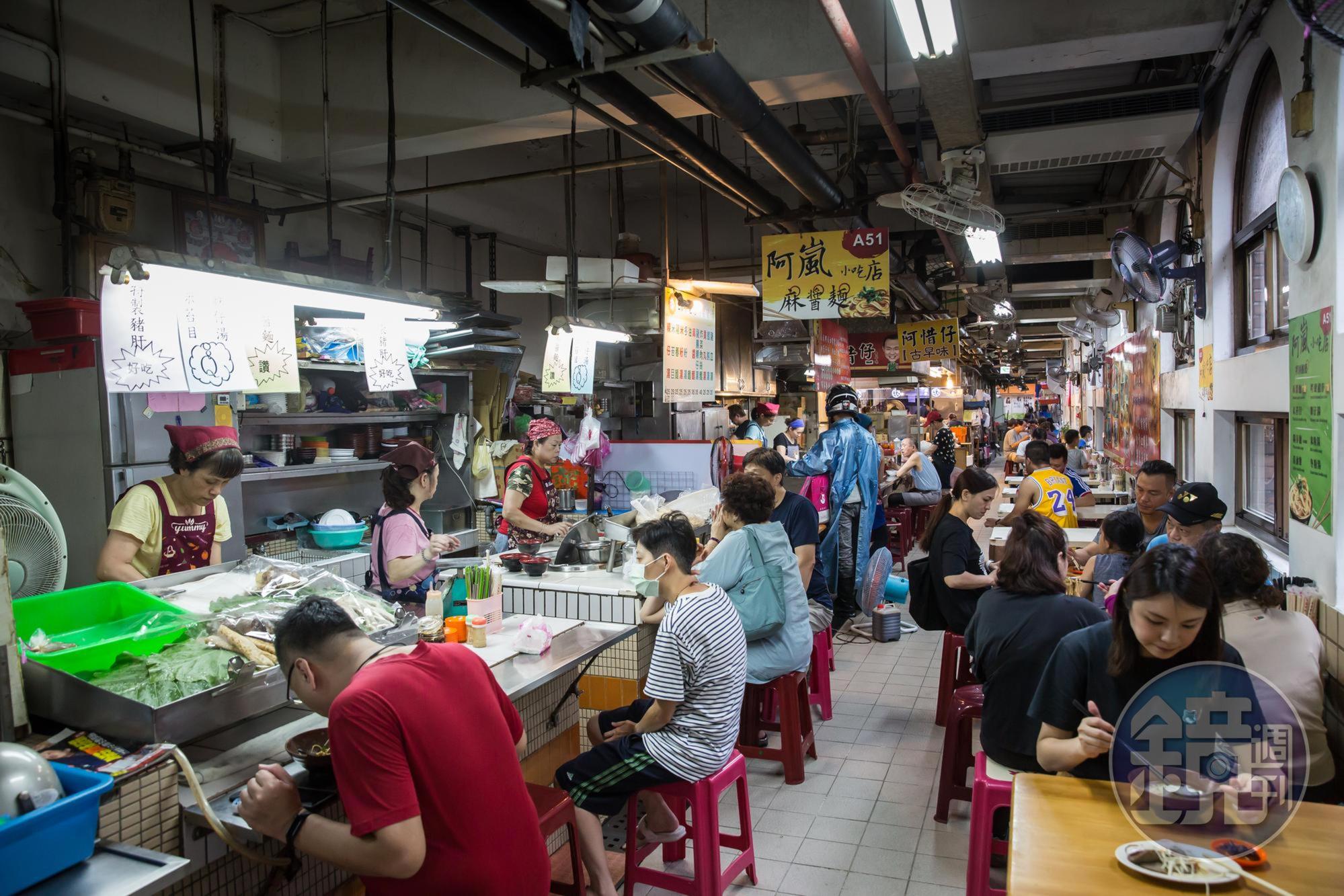 位於仁愛市場2樓的阿嵐小吃店生意很好，用餐時間高朋滿座。