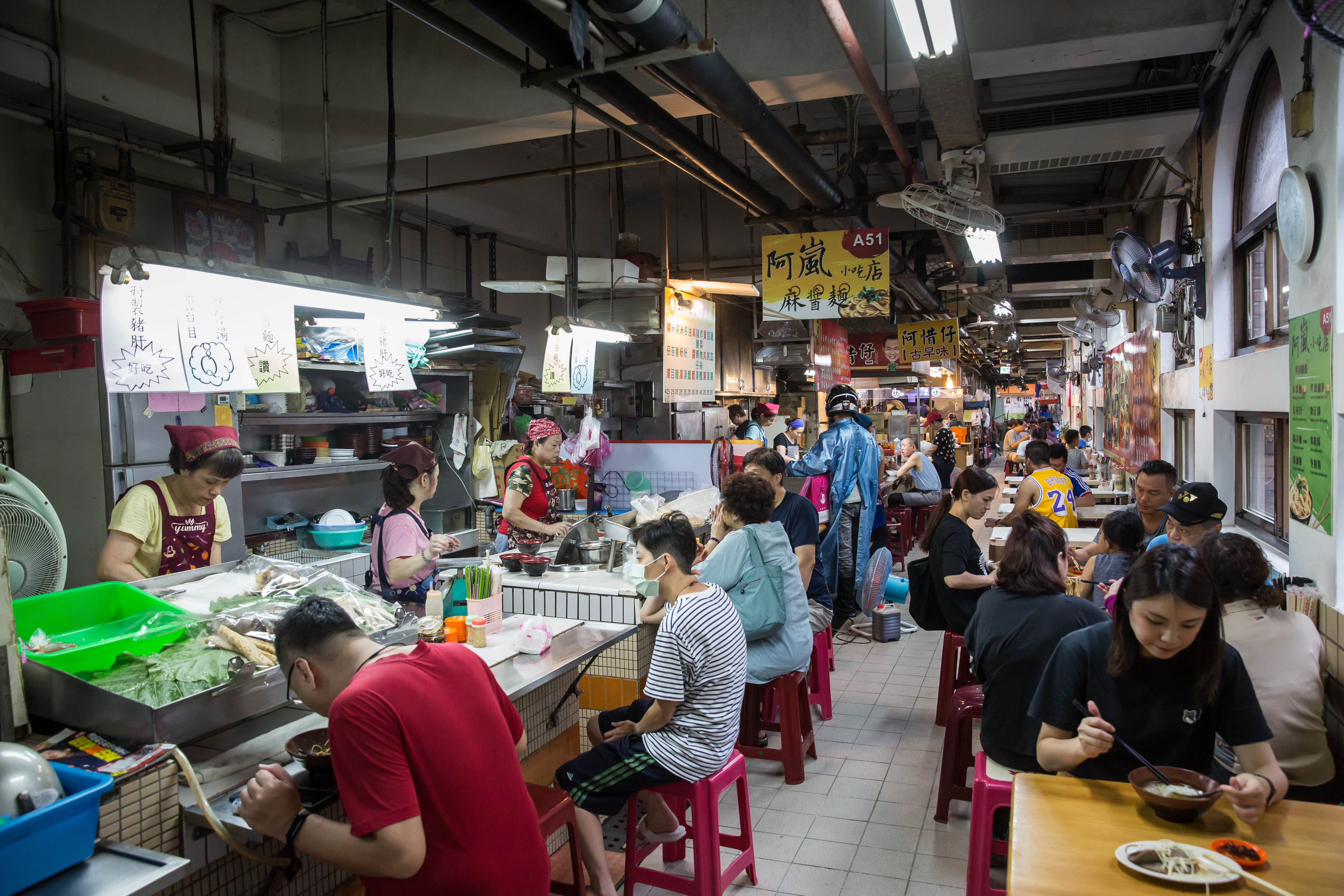 位於仁愛市場2樓的阿嵐小吃店生意很好,用餐時間高朋滿座。