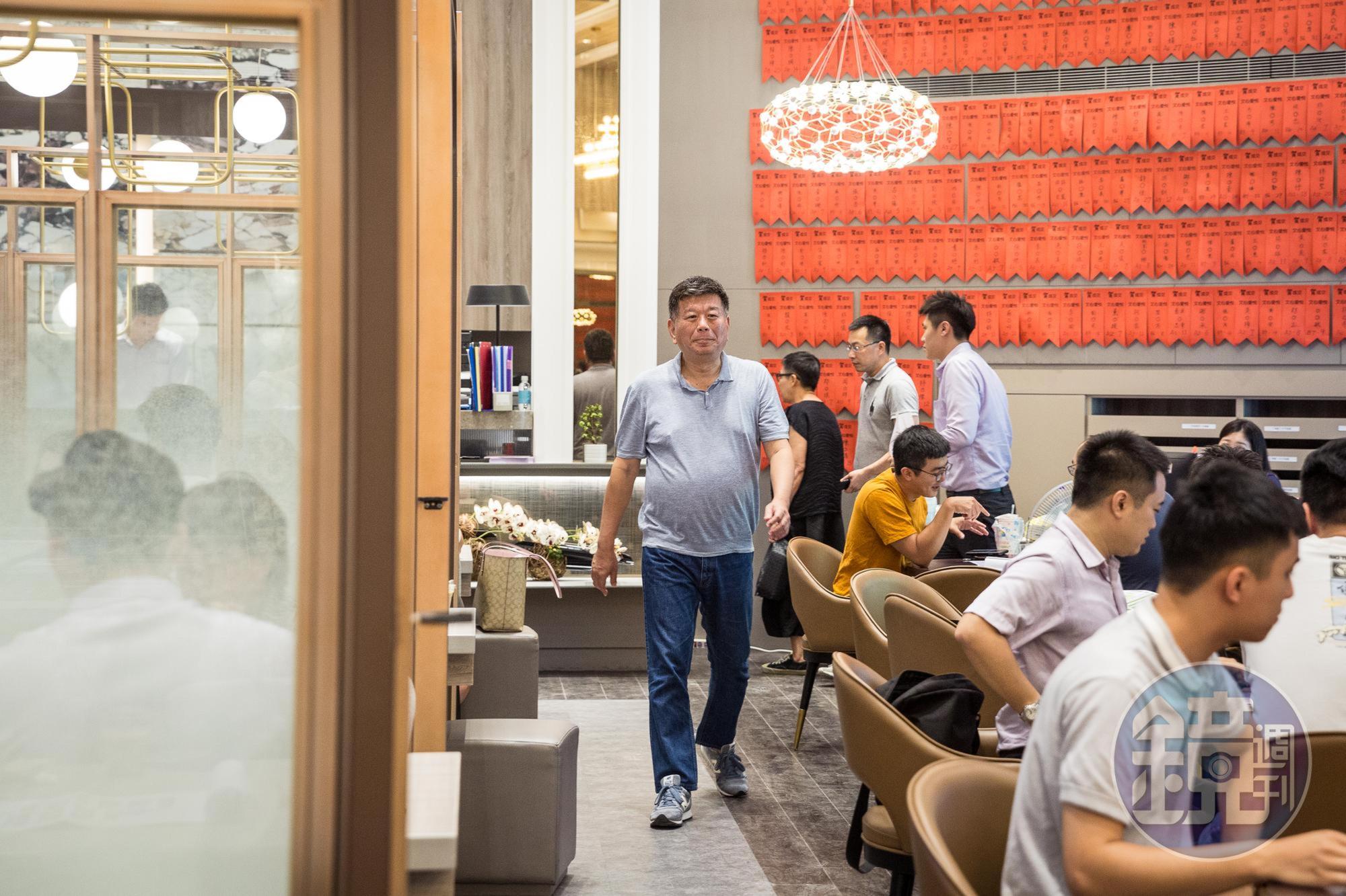每到週末，中南部銷售中心常見鄭欽天身著Polo衫、牛仔褲巡視現場。