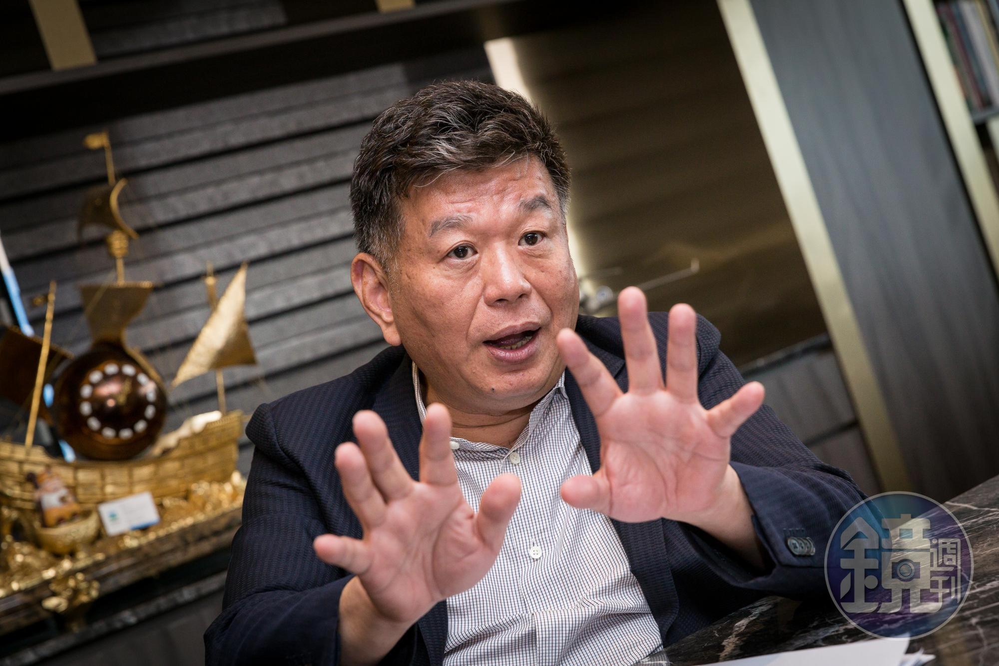 鄭欽天拿出數據精算，分析出首購族將是未來的主要市場。