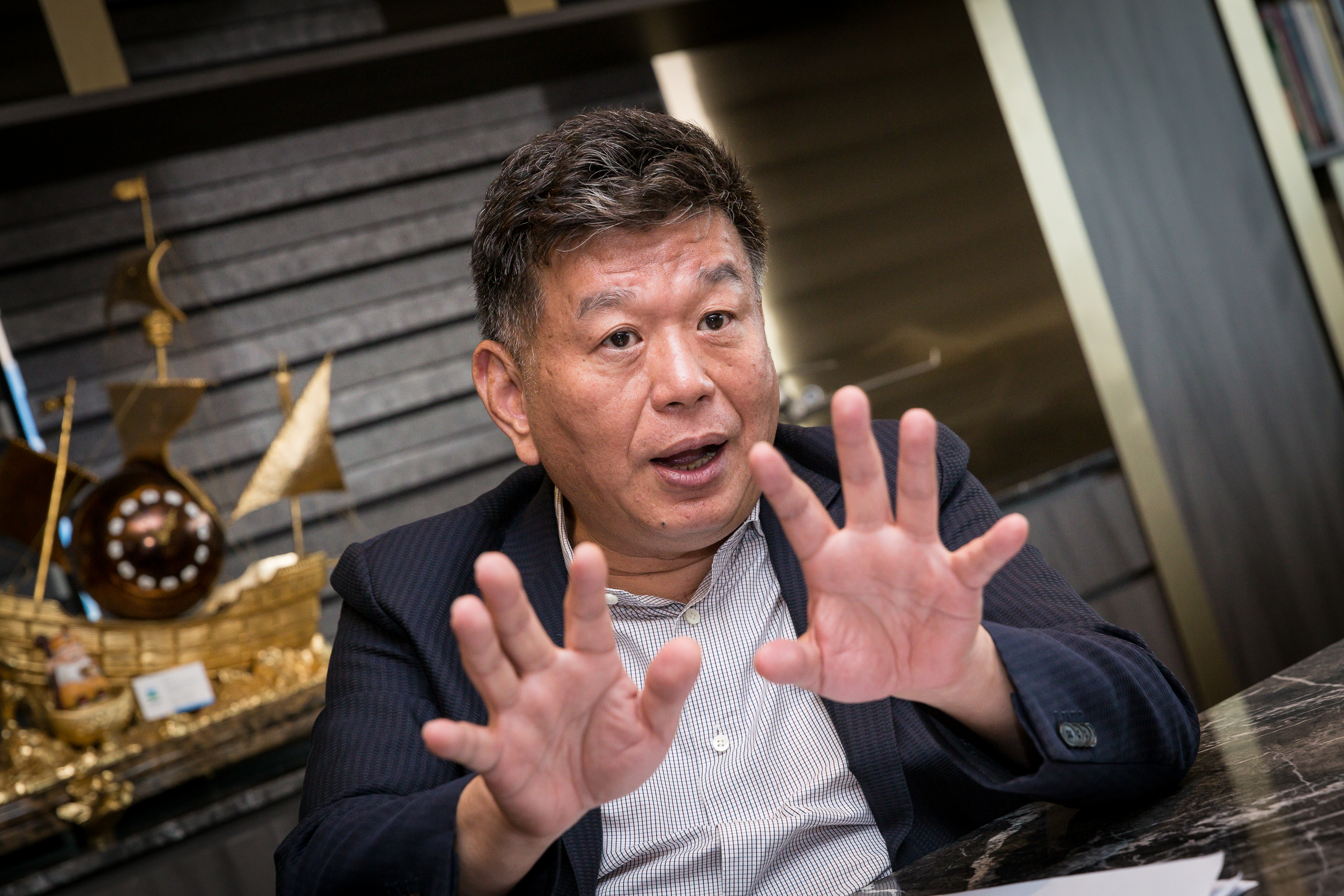 鄭欽天拿出數據精算，分析出首購族將是未來的主要市場。