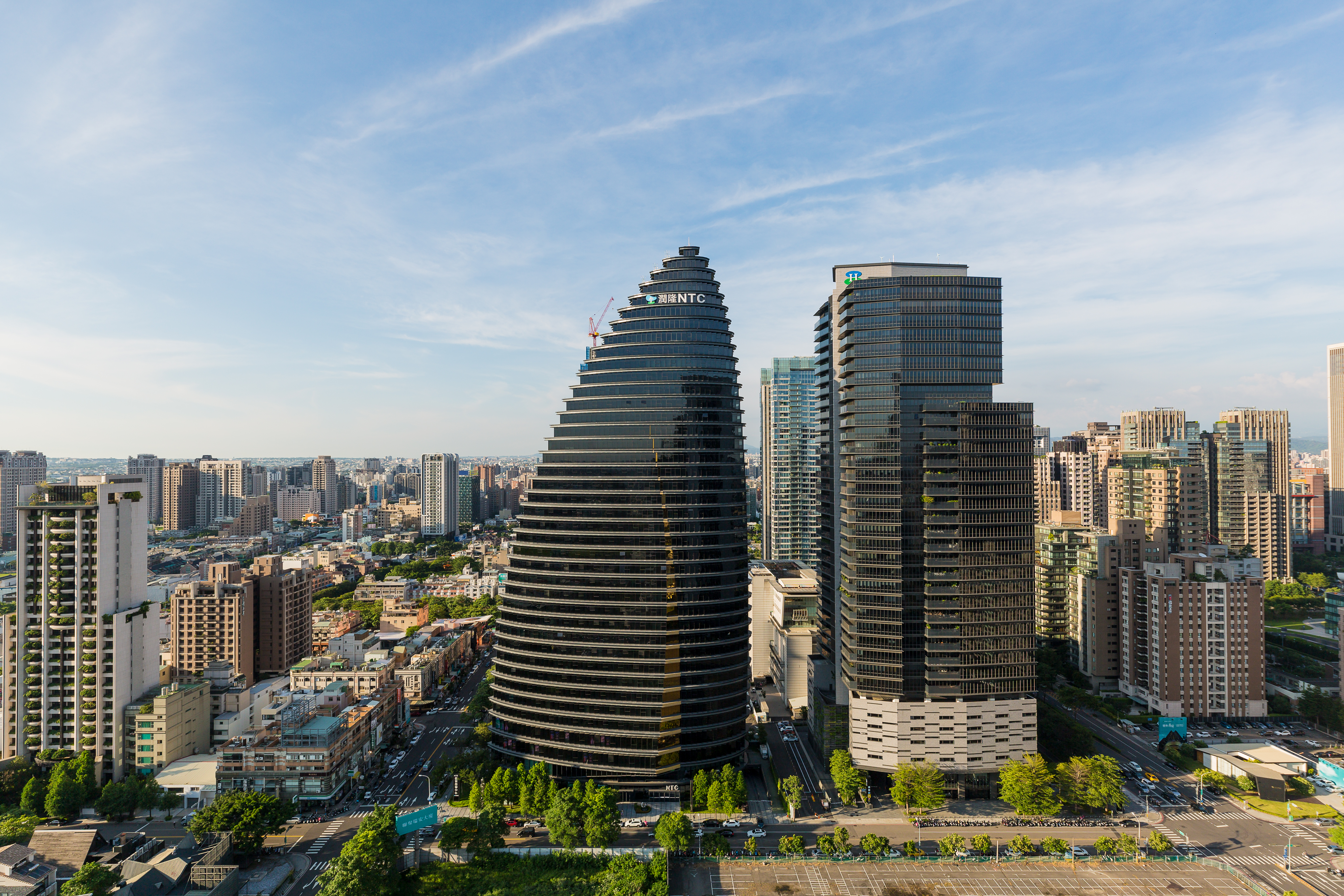 隨著台商回流，台中商辦供不應求，興富發旗下的NTC國家商貿中心和鼎盛BHW皆已完售，接著也會在7期持續推出商辦。