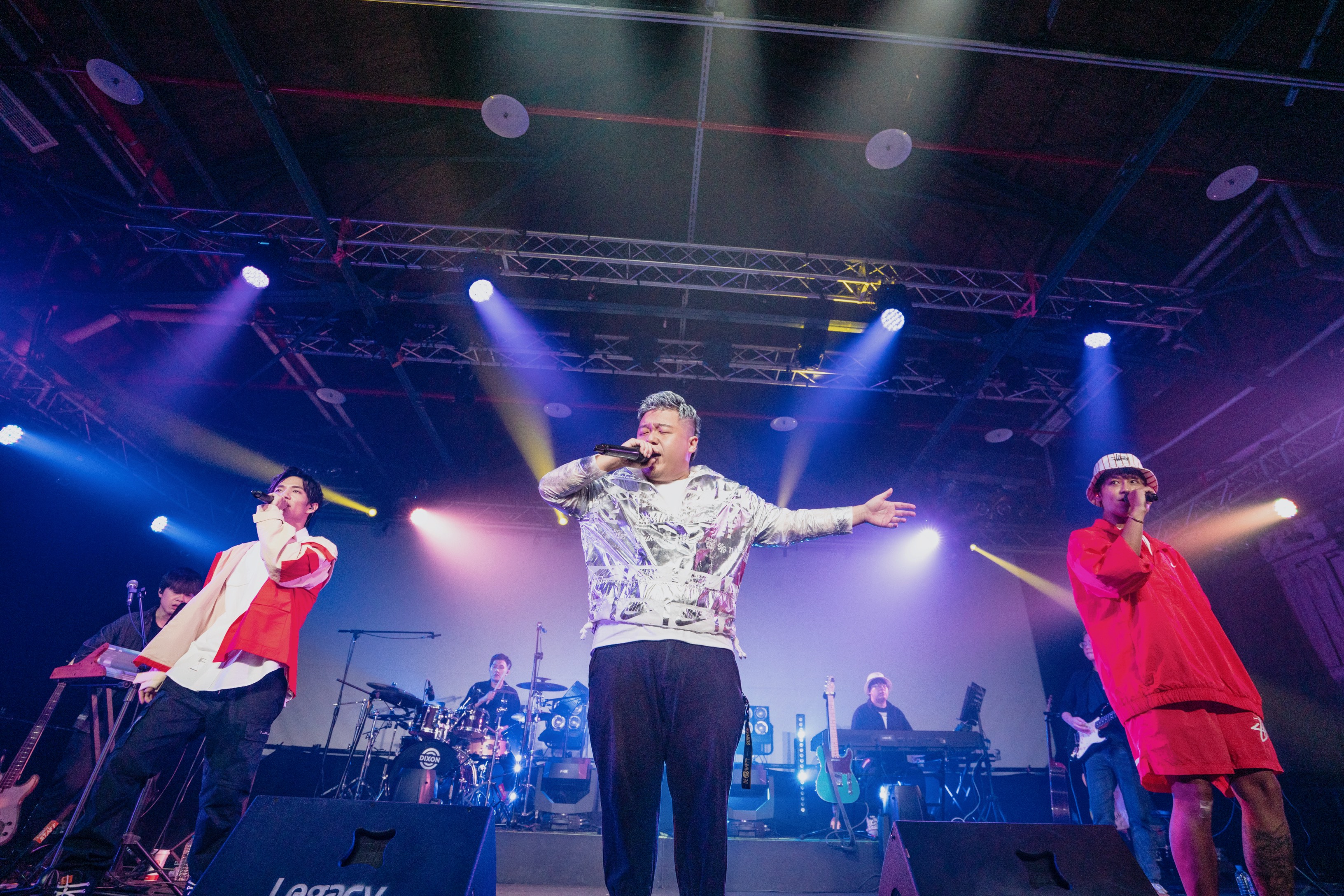 黃奕儒（由左至右）、嘉賓小納豆與鼓鼓在台上演出。（相映國際提供）