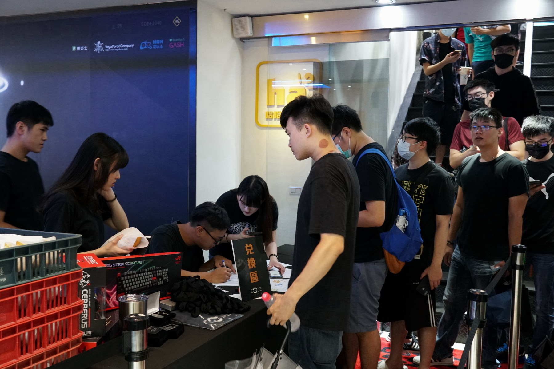 近百位玩家排隊入場，要搶先體驗《CODE2040》。