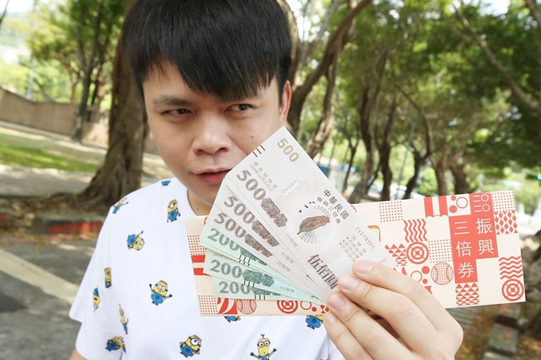 網紅蔡阿嘎收到一封詐騙信，上面寫著有位親屬留有價值9040萬美元的基金要給蔡阿嘎。（翻攝自蔡阿嘎粉絲專頁）