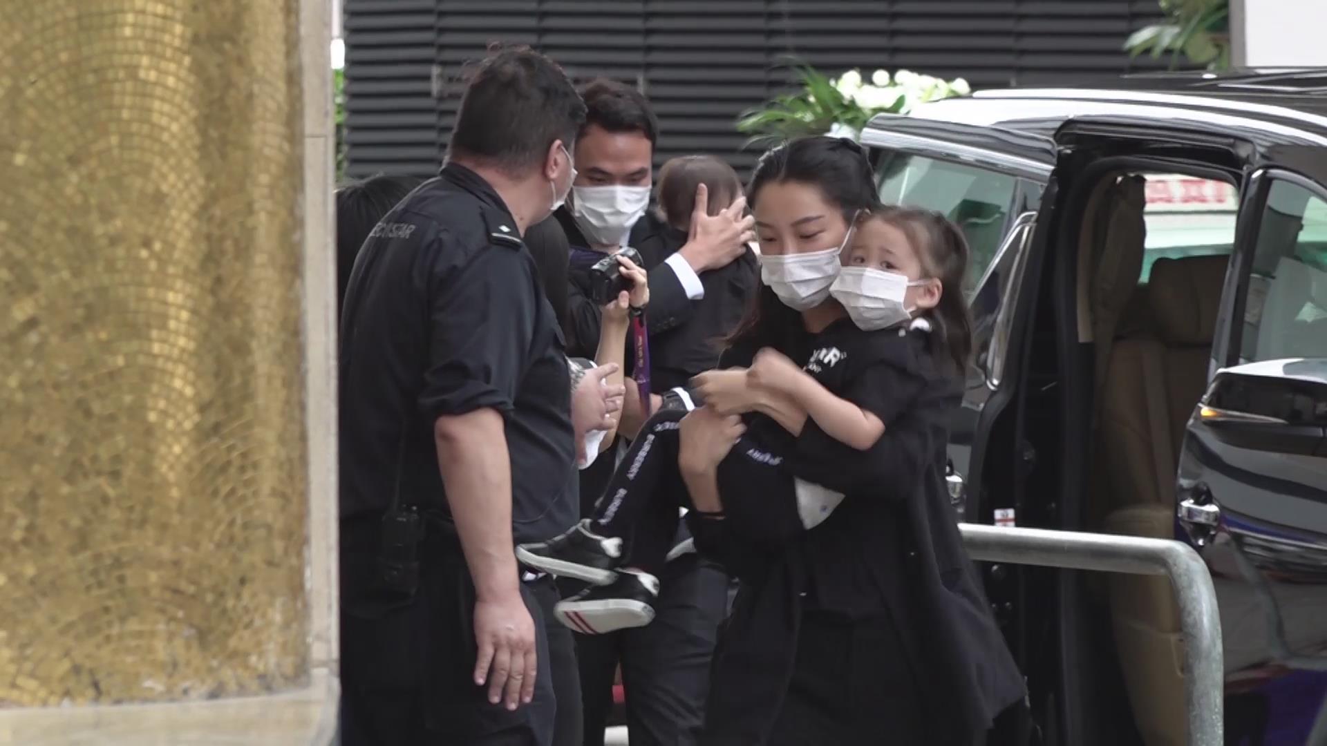 月初何鴻燊出殯時,何猷啟與前妻齊嬌還帶著兩個女兒以孝子孝媳身分送父親最後一程,原來當時兩人就已離婚。(東方IC)