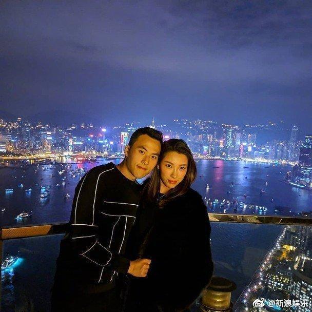 2018年何猷啟與女友齊嬌低調結婚，但婚姻維持僅兩年便離婚。（新浪娛樂微博）