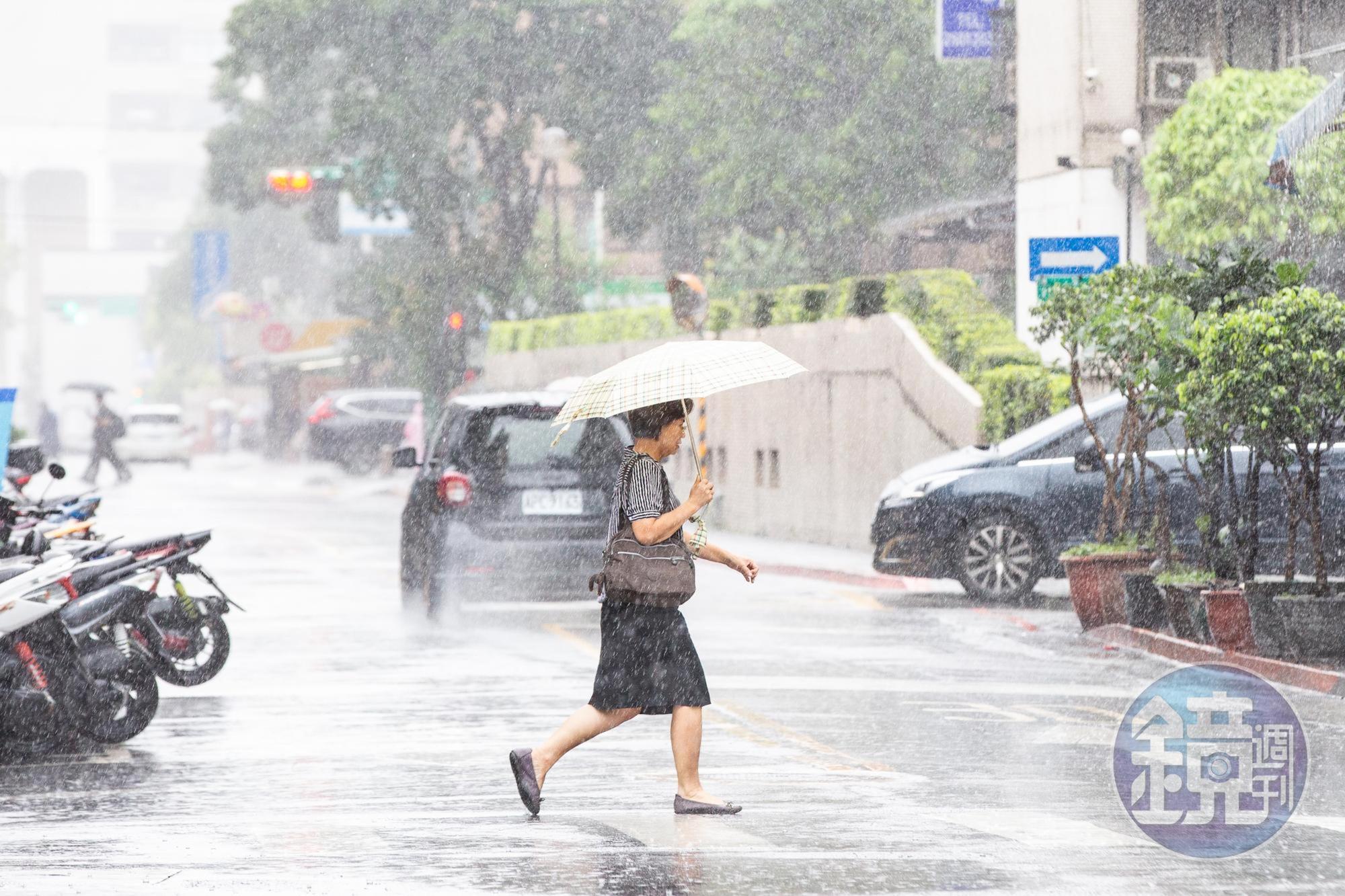 本週西半部午後雨勢較為劇烈,氣象局提醒本週外出別忘了帶雨具!