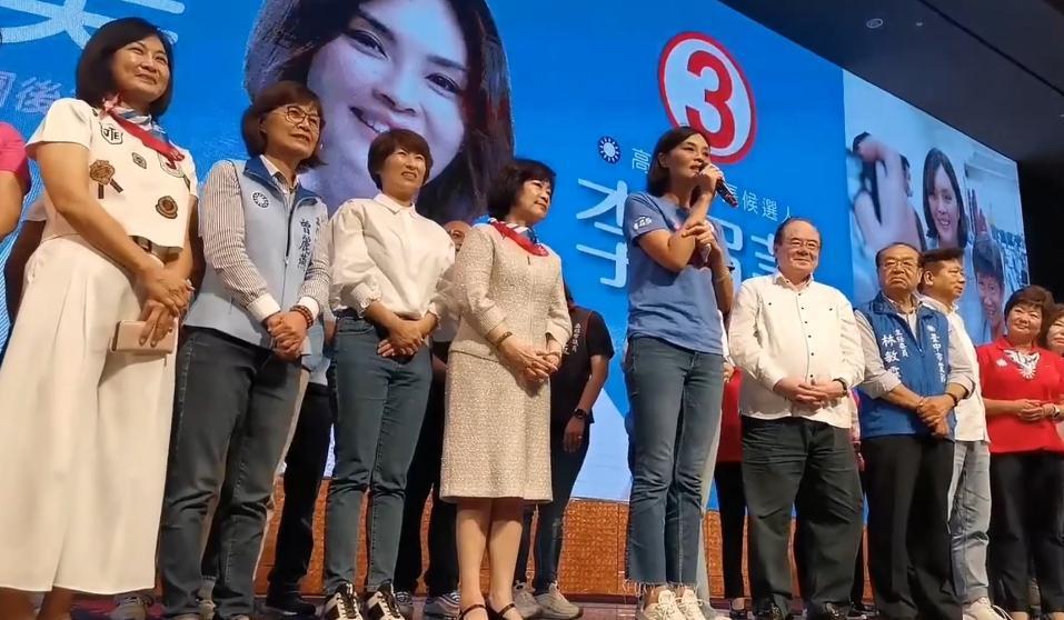 李眉蓁婆婆蔡梅紅(左4)大讚李眉蓁是好女兒、好媳婦、好議員,也會是好市長。(翻攝自李眉蓁臉書)