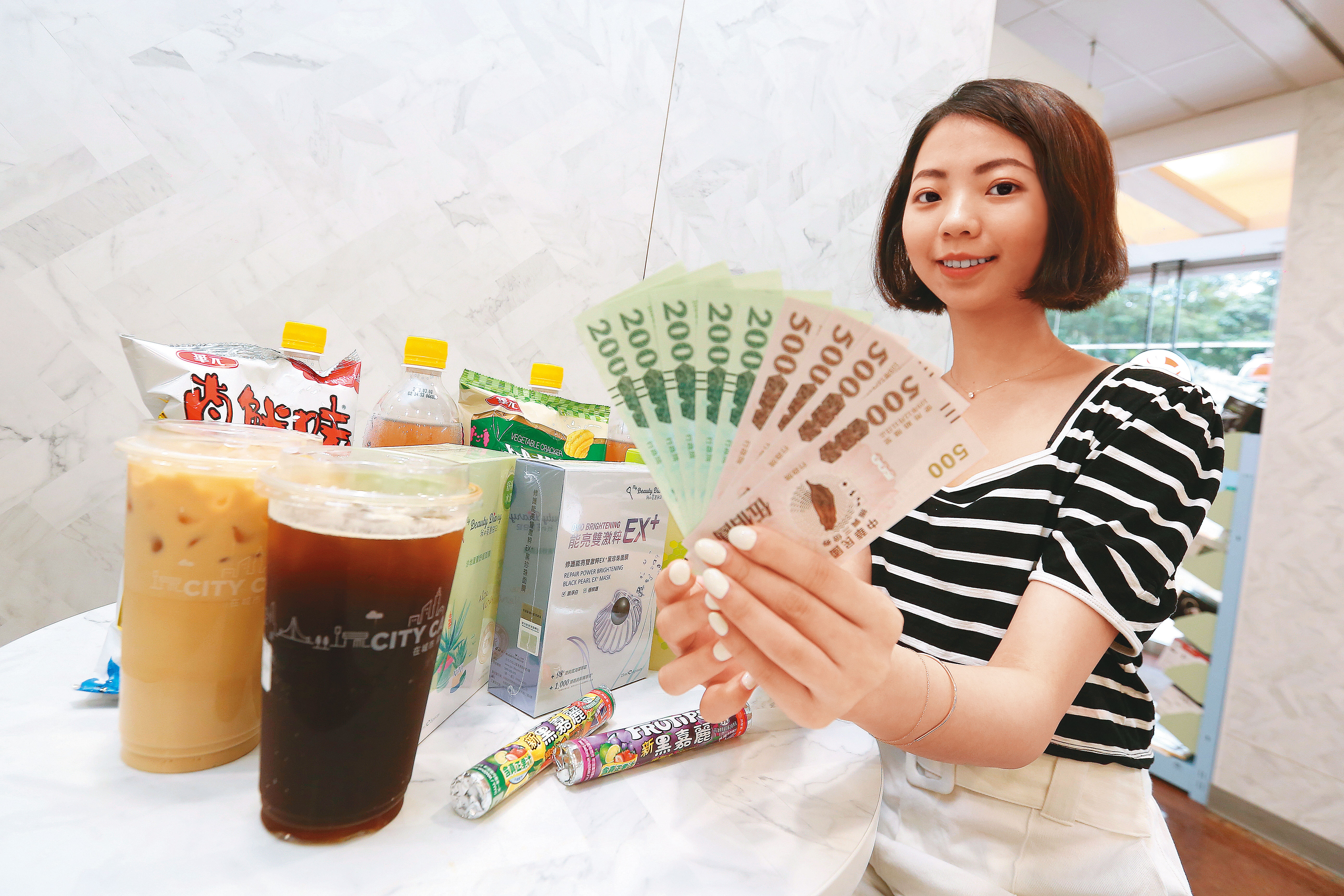 比起數位綁定回饋千元，業者對實體振興券的促銷活動更積極。