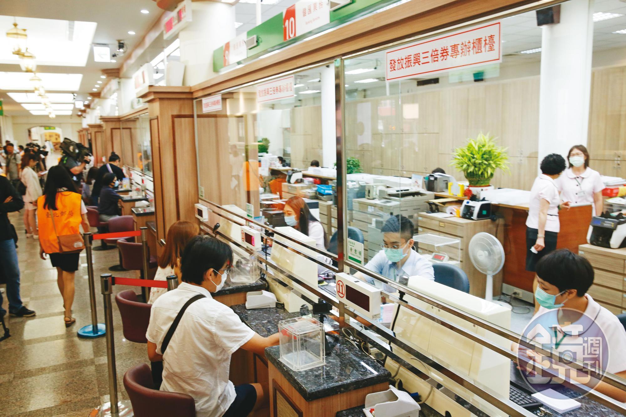 逾7、8成的消費者擁抱實體振興券，因其使用更方便。