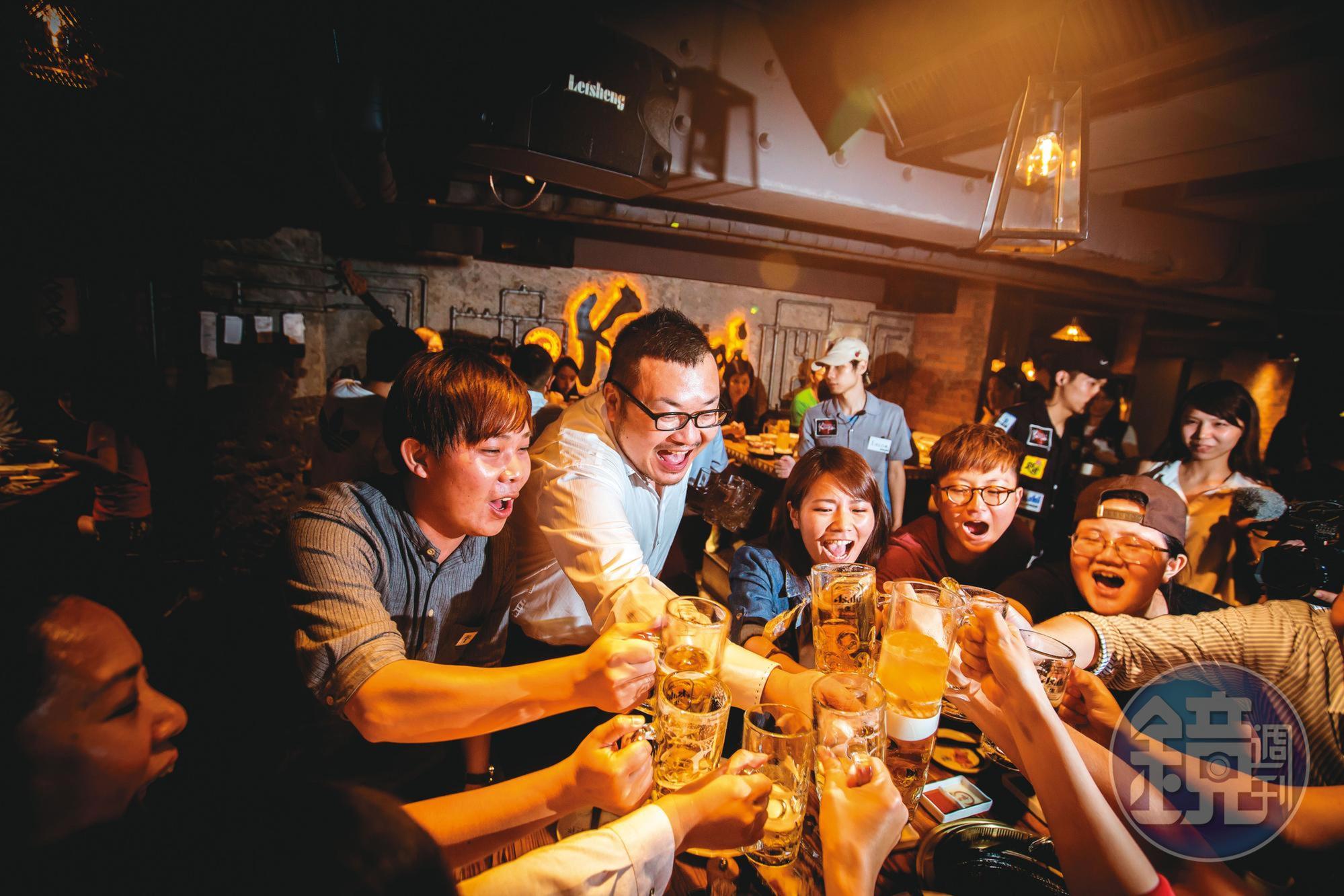 餐飲業殺很大，使用振興券支付餐費，再送自家集團現金抵用券。