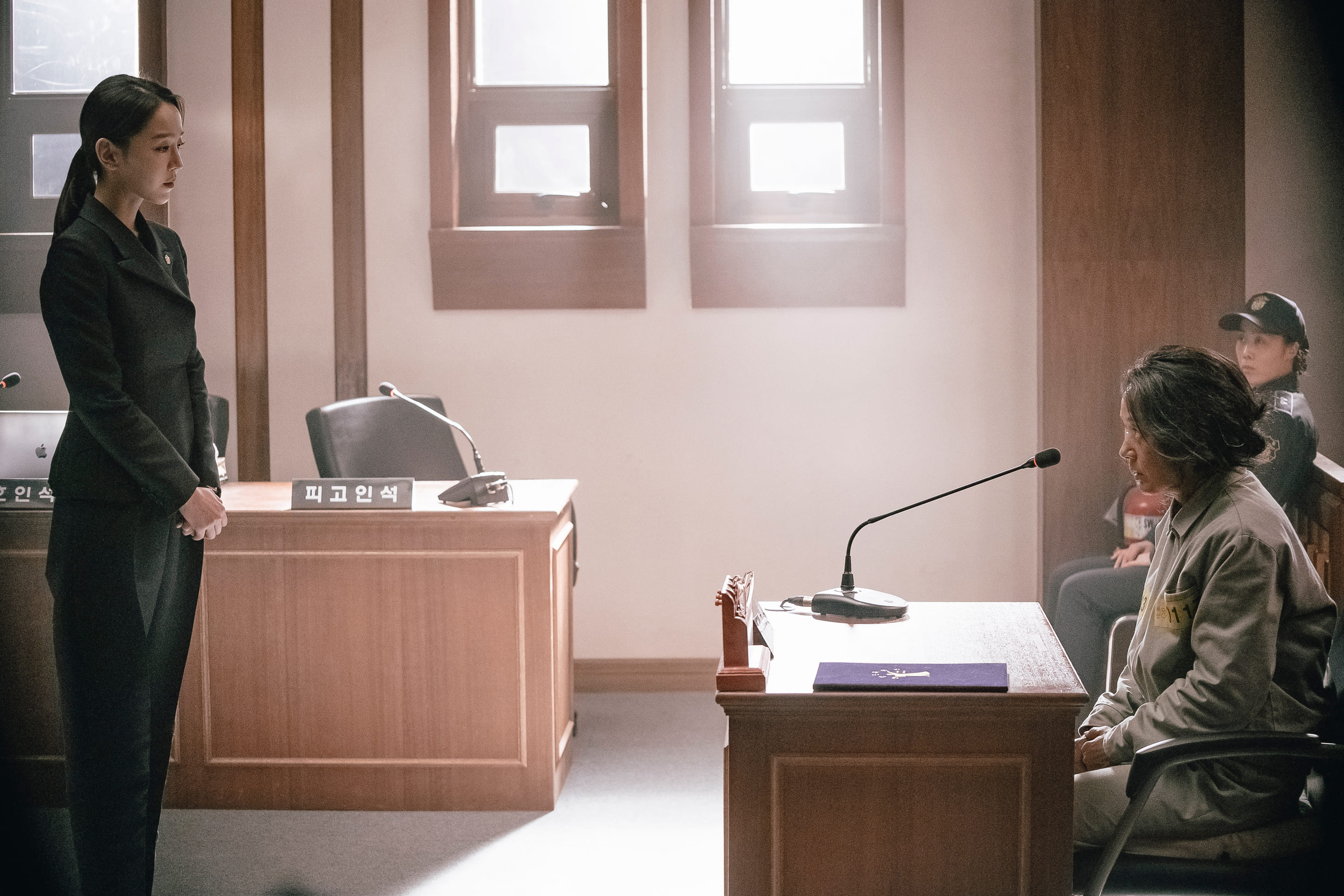 失智母親被控下毒殺人，已斷絕關係的律師女兒從首爾回來為母爭取清白，渲染溫情張力十足。（索尼提供）