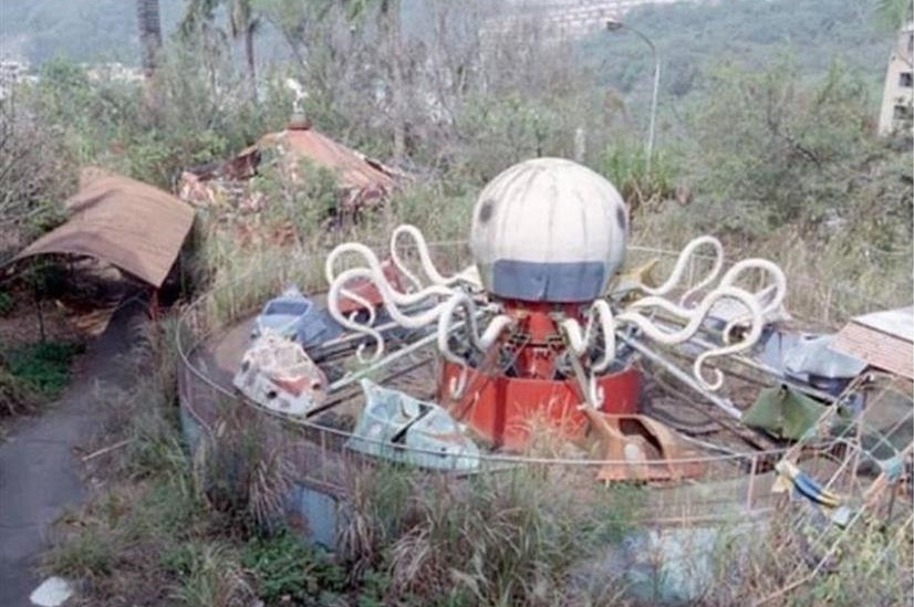 被稱為「猛鬼樂園」的卡多里樂園，當年耗資上億打造，如今成為靈異傳說的廢墟場。（翻攝自臉書）