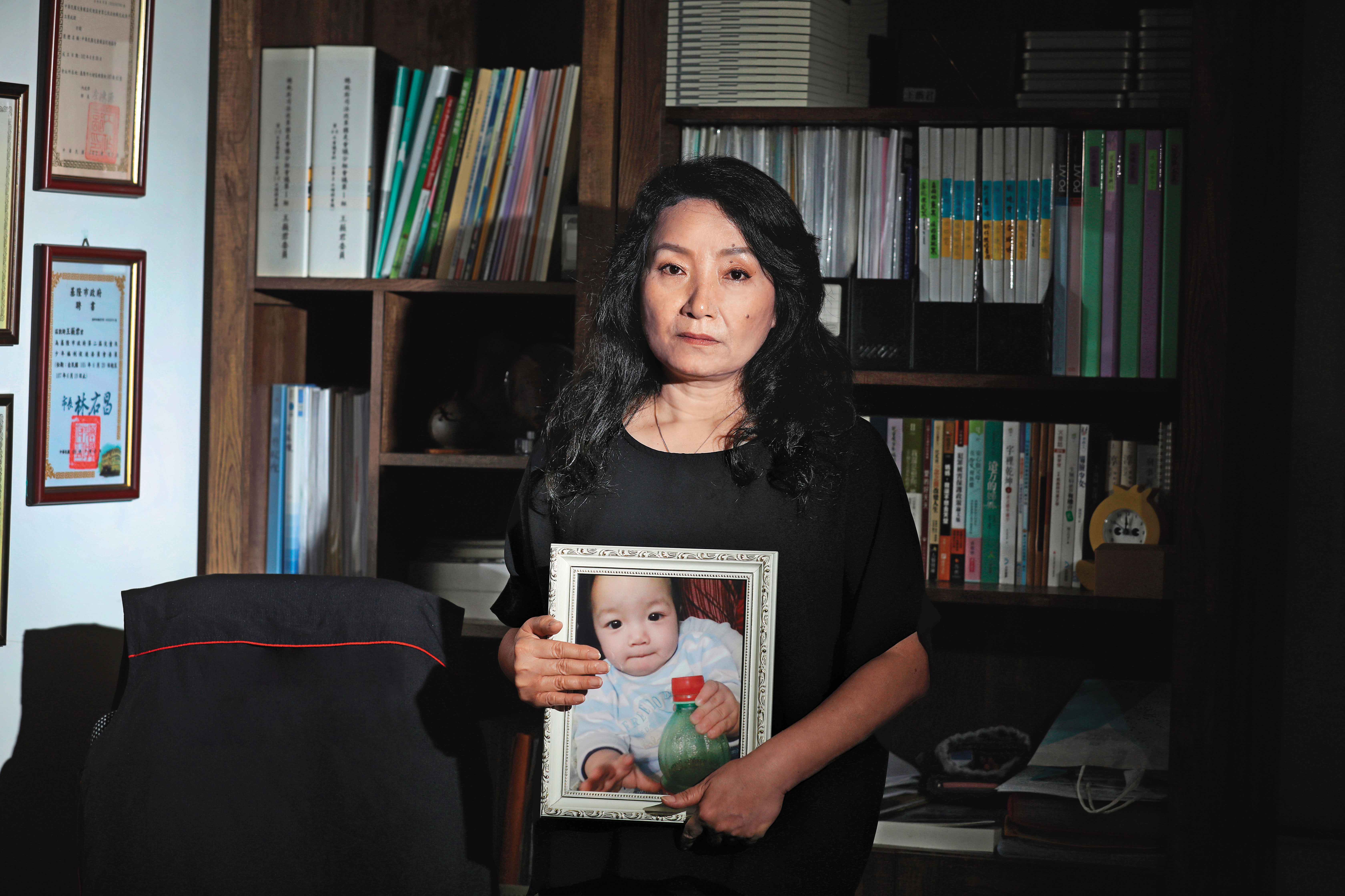 王薇君拿著姪子王昊的照片，持續往前為被害人家屬爭取法定權益。